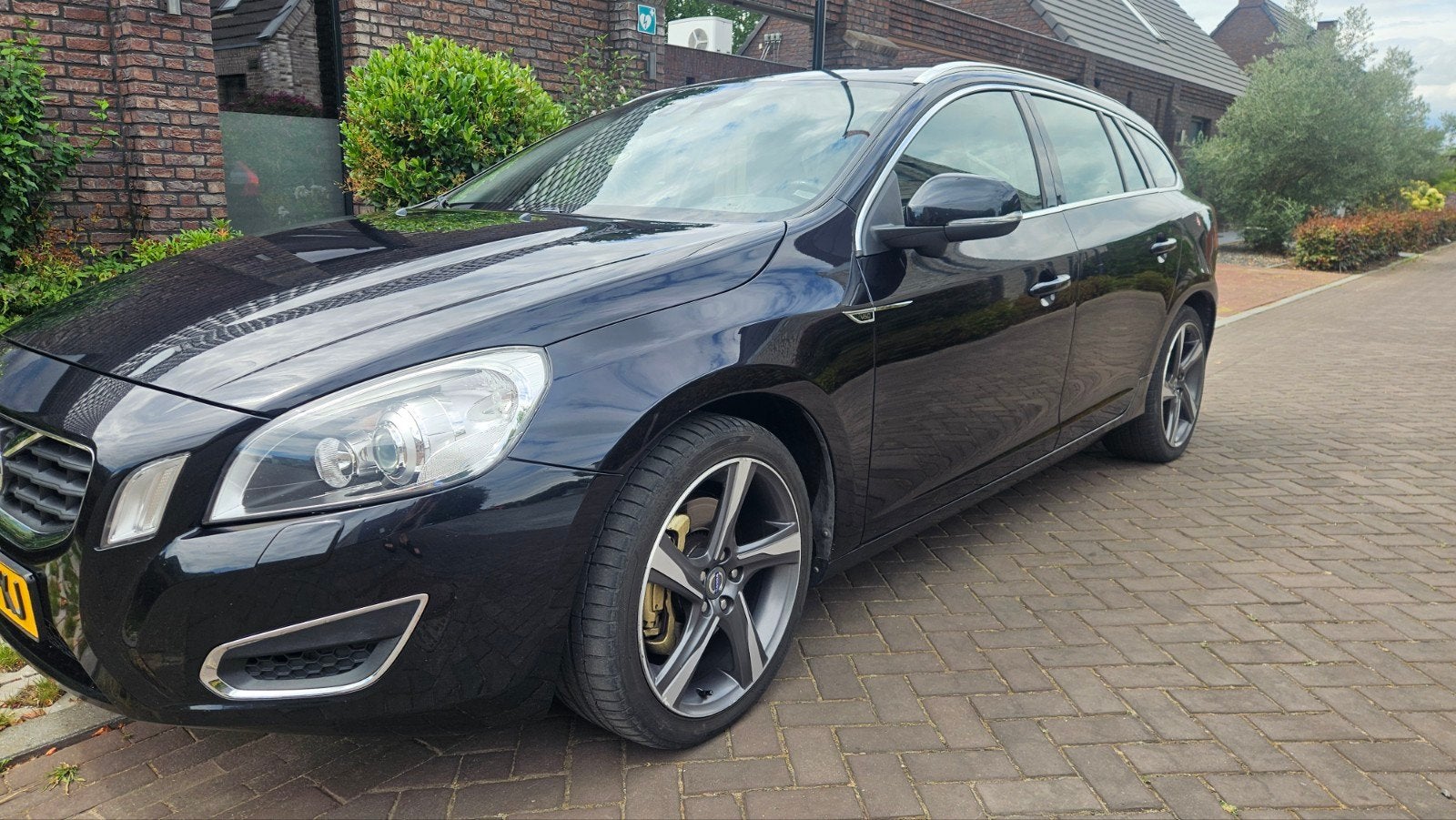 Volvo V60 T6 AWD Summum 332Pk Extra Business uitvoering, Automaat, 1800 kg, Zwart, Navigatiesysteem