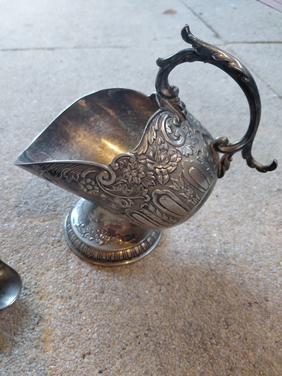 Antieke verzilverde suikerstrooier met tang en schep, Ophalen, Zilver