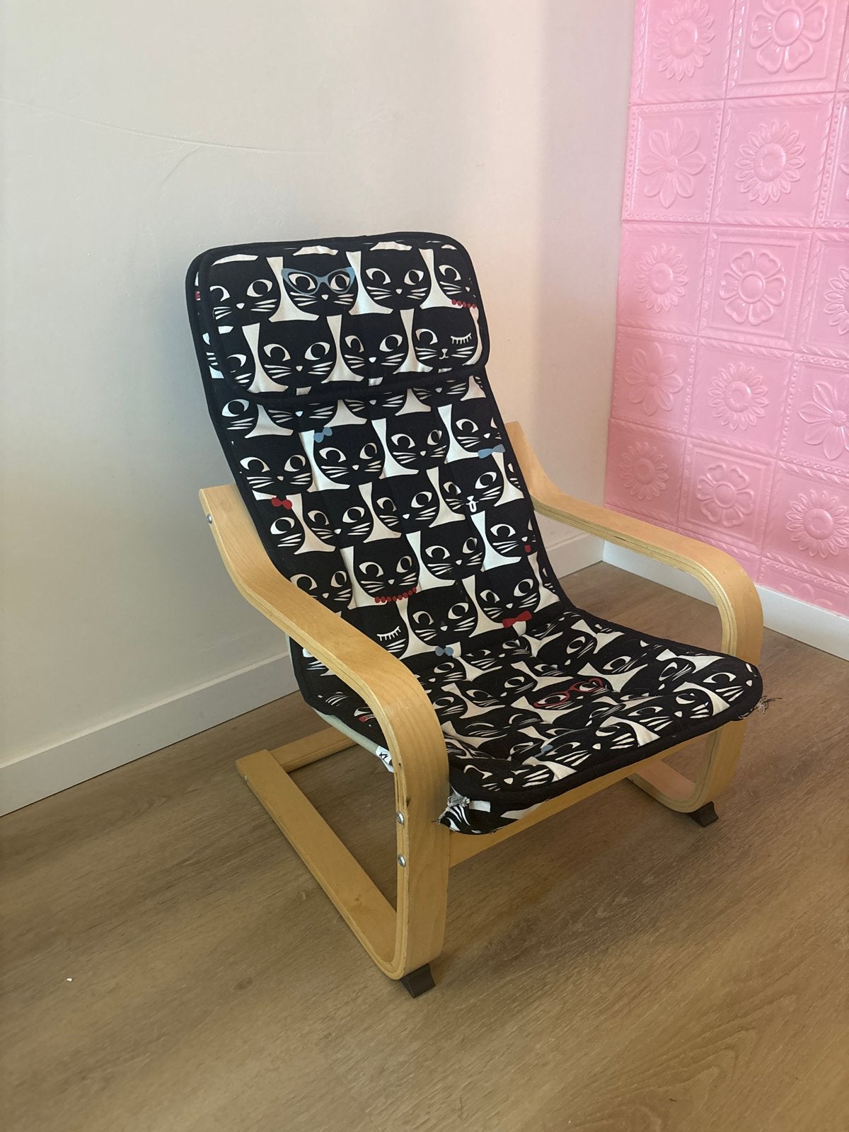 IKEA kinder stoel met kattenprint, Huis en Inrichting, Stoelen, Ophalen, Gebruikt, Zwart, Eén