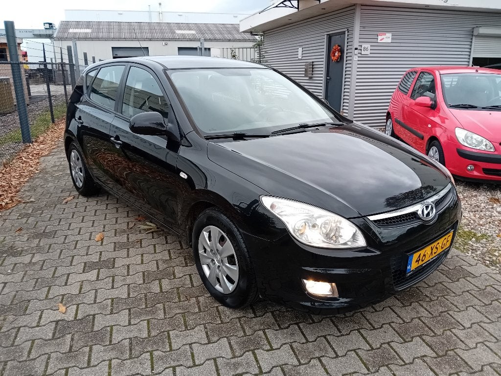 Hyundai i30 1.6 I Cvvt 5DR 2007 Zwart NIEUWE APK!! AIRCO!!, Auto's, Voorwielaandrijving, Stof, 4 cilinders, Origineel Nederlands