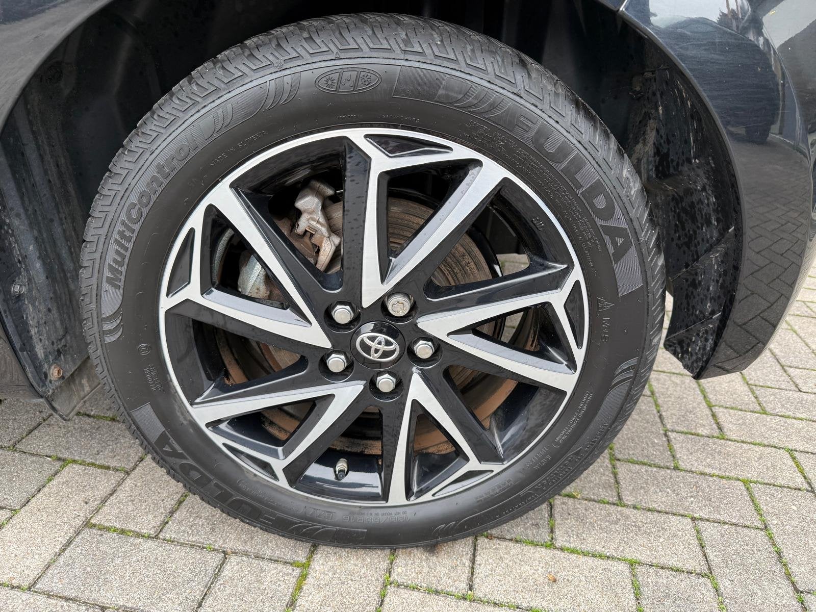 Toyota Yaris Dynamic 1.5 Hybrid AUTOMAAT | NAVI | (bj 2021), Auto's, Gebruikt, Automatische klimaatregeling, 450 kg, Zwart