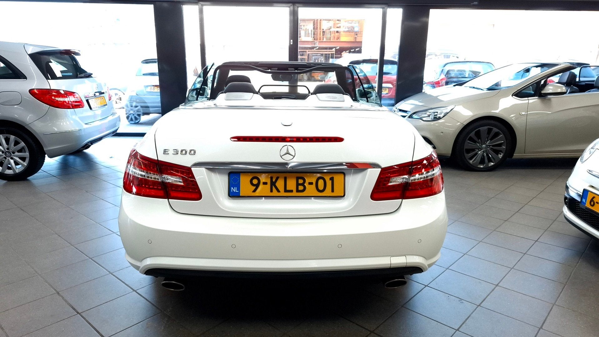Mercedes-Benz E-klasse Cabrio 300 CGI Elegance, Auto's, Euro 5, Achterwielaandrijving, Zwart, 4 stoelen