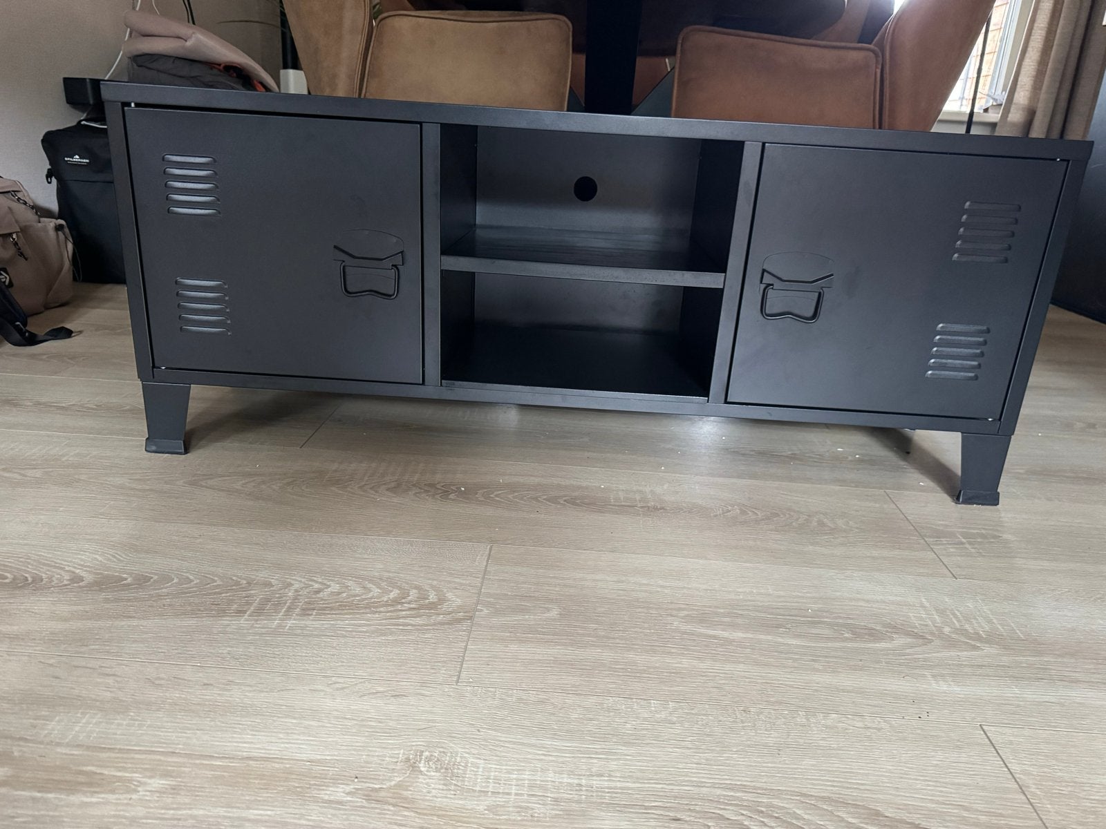Zwart metalen tv-meubel met locker deuren, Huis en Inrichting, Ophalen, Gebruikt, 100 tot 150 cm, Minder dan 100 cm