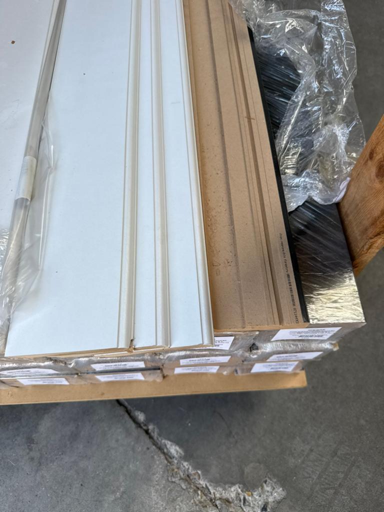 Dikke plinten 18mm dik.Gratis hoek profielen en eind stukken, Ophalen, Nieuw, Mdf, 200 tot 250 cm