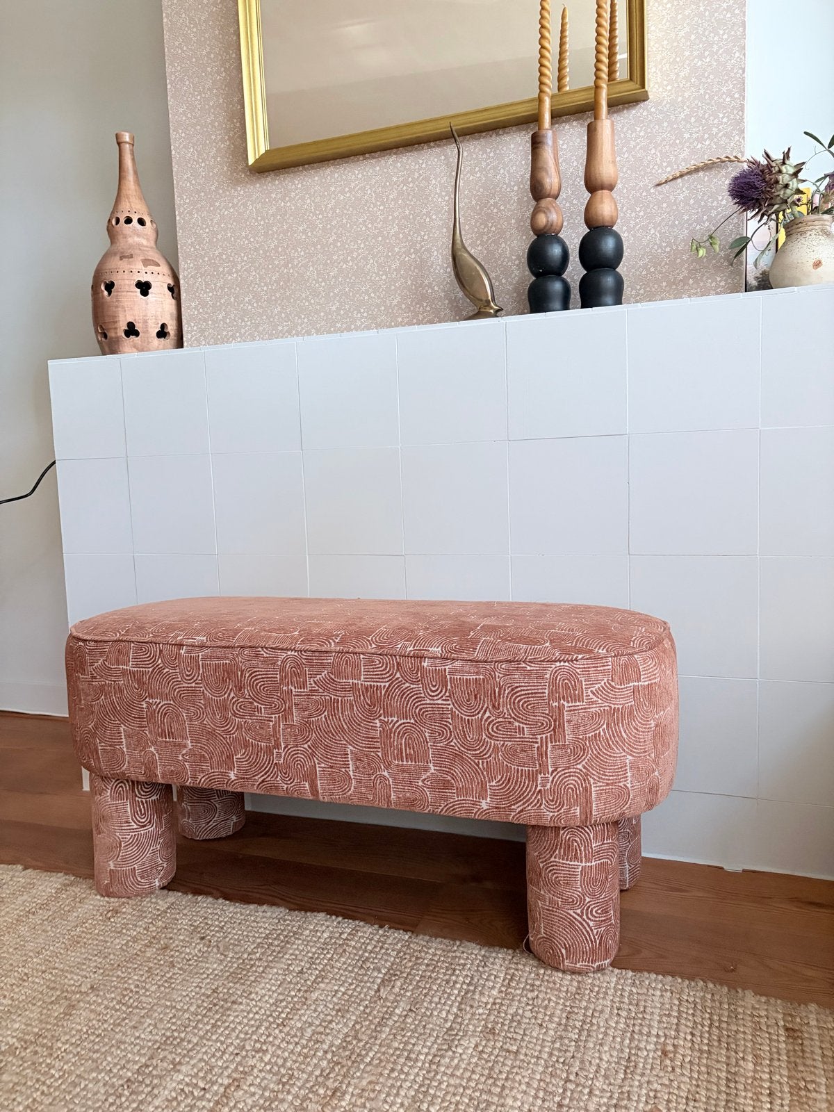Mooi gestoffeerd bankje met zachte stof en dikke poten, Huis en Inrichting, Ophalen, Minder dan 50 cm, Zo goed als nieuw, 75 tot 100 cm