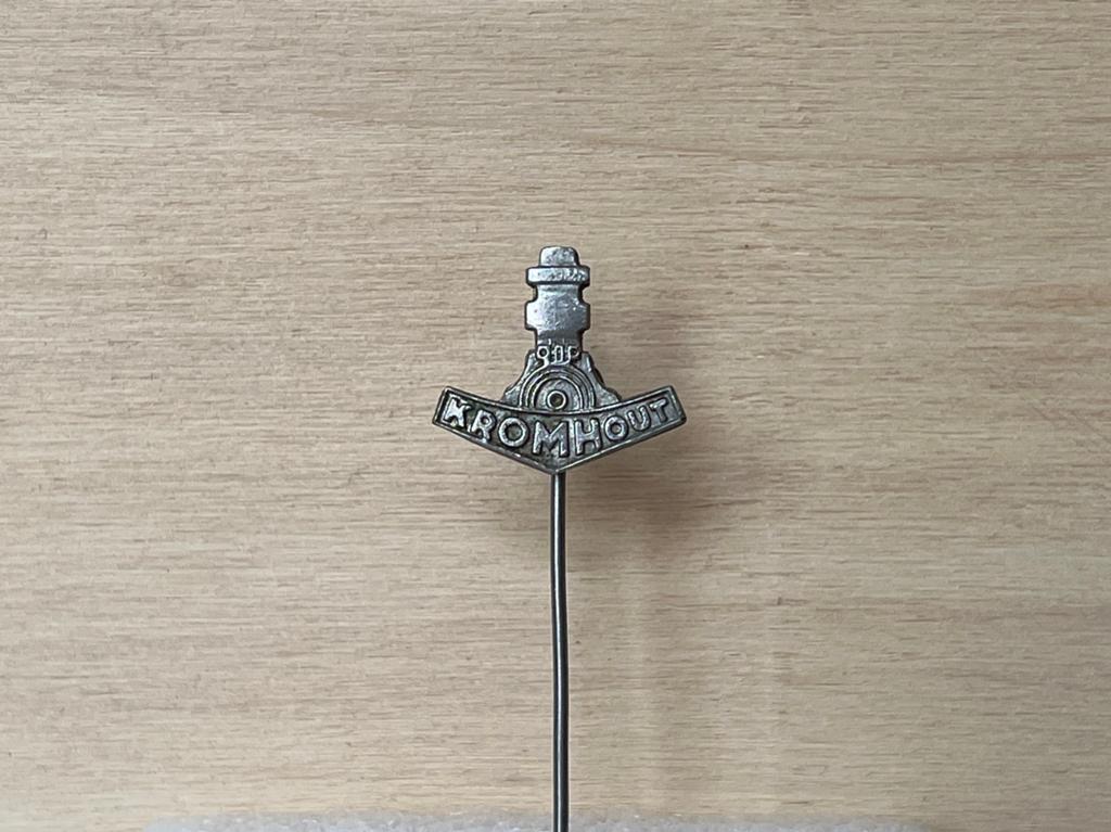 Kromhout oud speldje 60 jaar oud ., Verzamelen, Ophalen of Verzenden, Zo goed als nieuw, Overige onderwerpen, Speldje of Pin