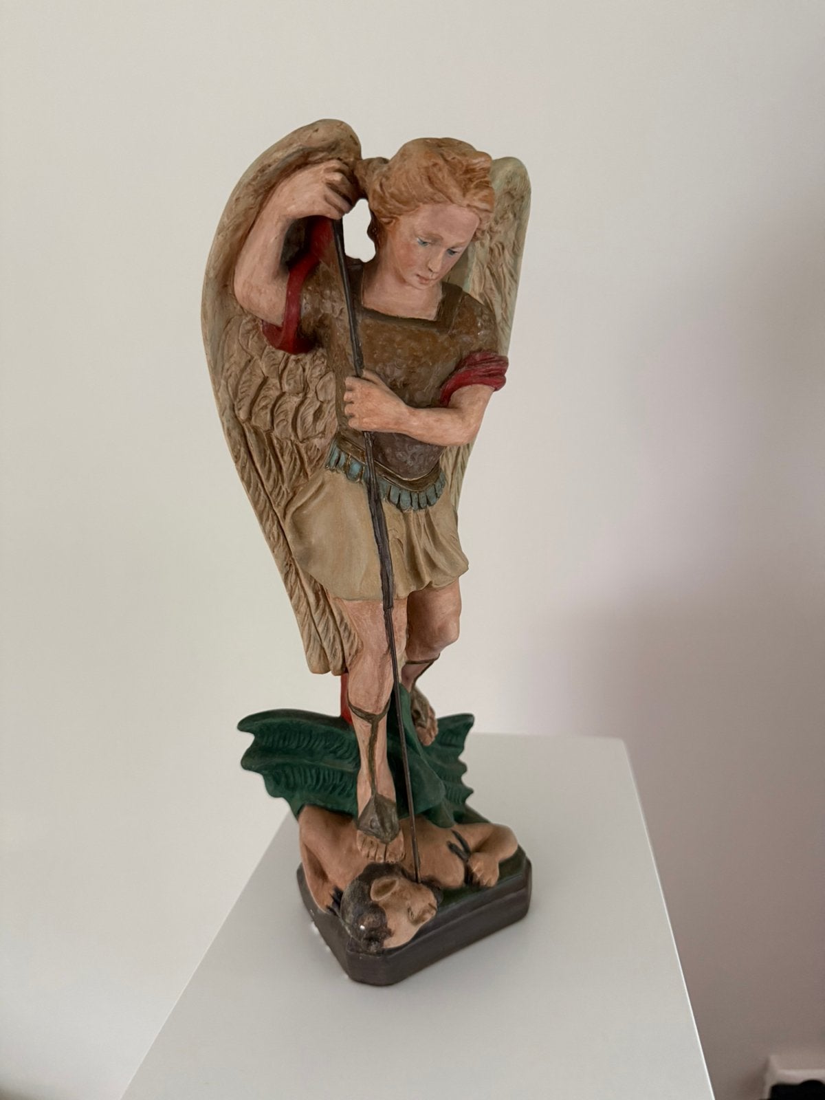 Gipsen Aartsengel Michaël beeld - 31 cm hoog, Antiek en Kunst, Gips, Ophalen of Verzenden, 20 - 50 cm, Beeld