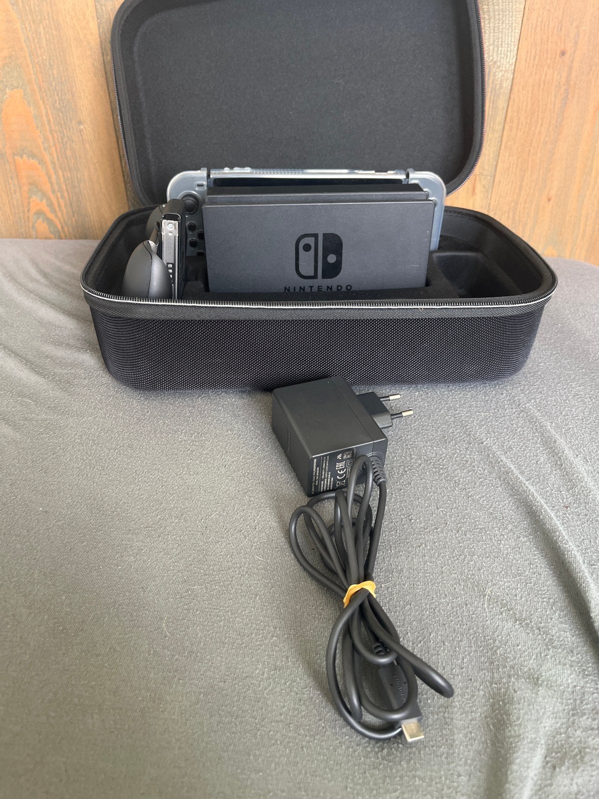 Nintendo Switch met accessoires en hoes, Ophalen, Zo goed als nieuw, Met 2 controllers, Switch 2019 Upgrade