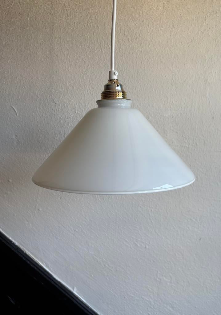 Vintage driehoek 25cm opaline melkglas wit hanglampje glas, Huis en Inrichting, Lampen | Hanglampen, Ophalen of Verzenden, Zo goed als nieuw