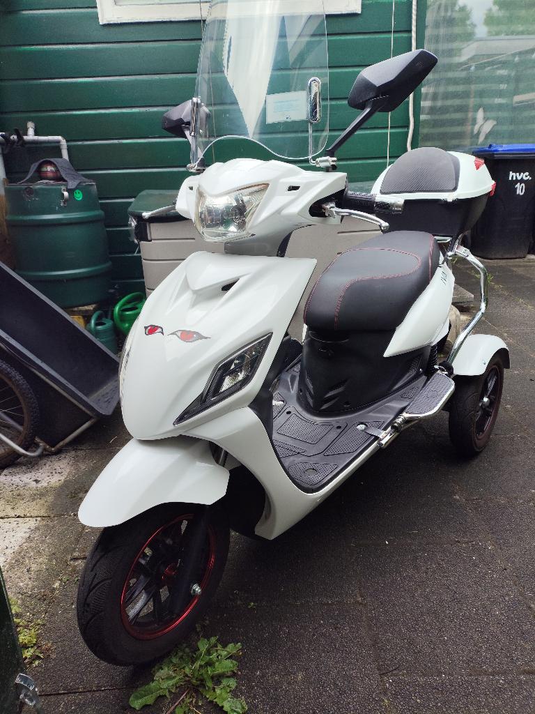 scootmobiel Iva T3 (Electrisch) geen helm of rijbewijs!, Zo goed als nieuw, 16 km/u of meer, 46 km of meer, Ophalen