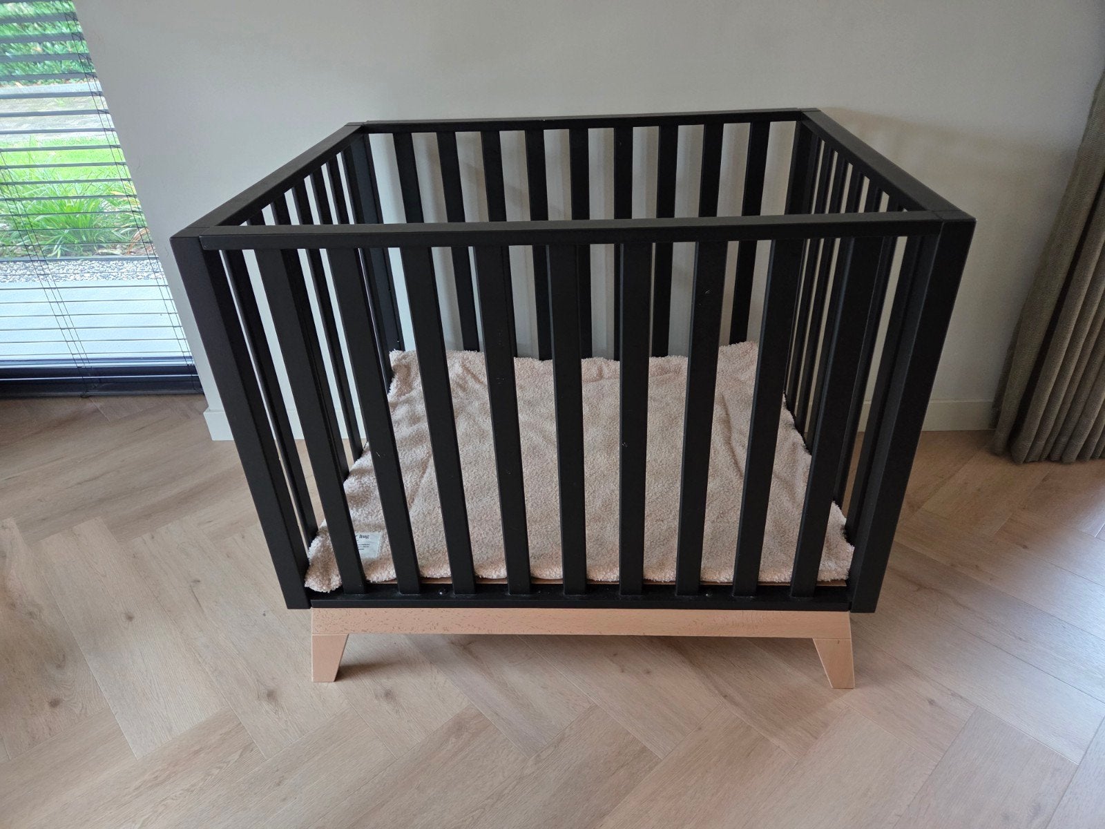 Zwarte box inclusief 2 boxkleden Jollein & Koeka, Ophalen, Gebruikt, Rechthoekig, Boxkleed