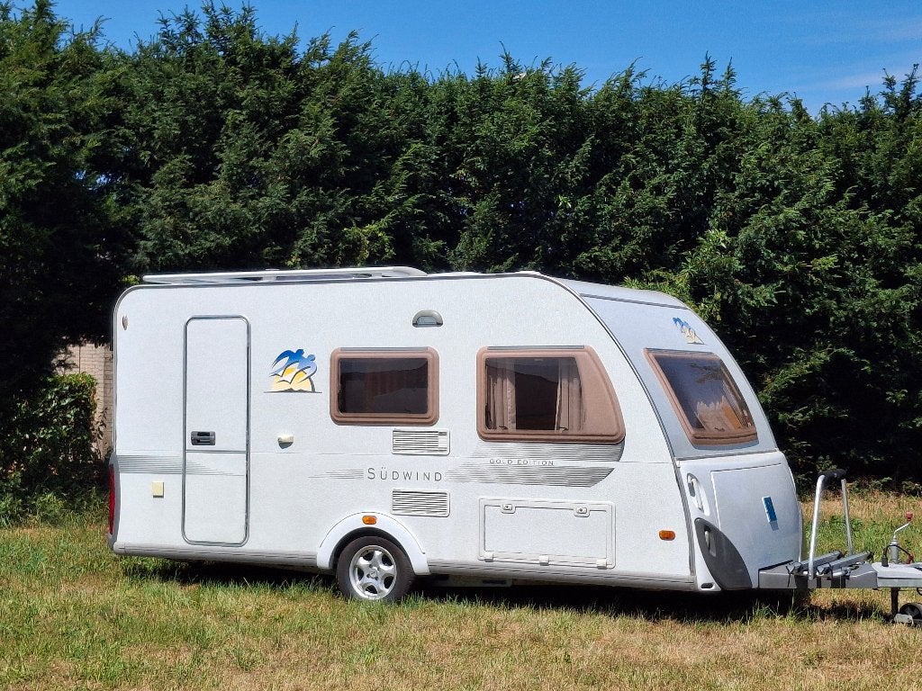 Knaus Sudwind Gold Edition, Caravans en Kamperen, Caravans, Particulier, tot en met 4, 750 - 1000 kg, Treinzit, Knaus, Vast bed