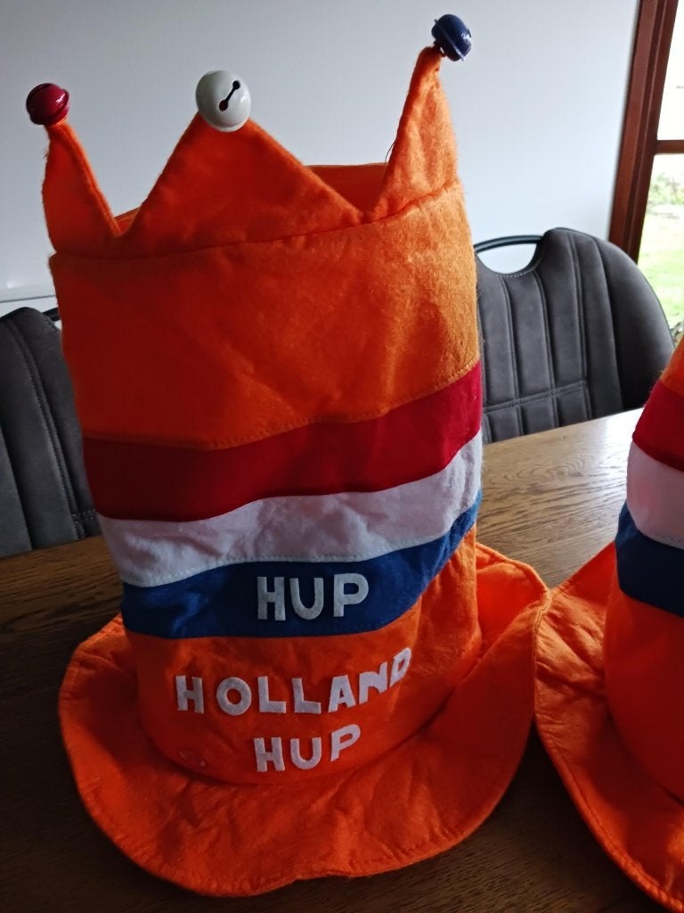 Hup Holland Hup, Zingende Oranje supporters hoed, Ophalen of Verzenden, Zo goed als nieuw, Hoed of Pruik, Oranje of Koningsdag