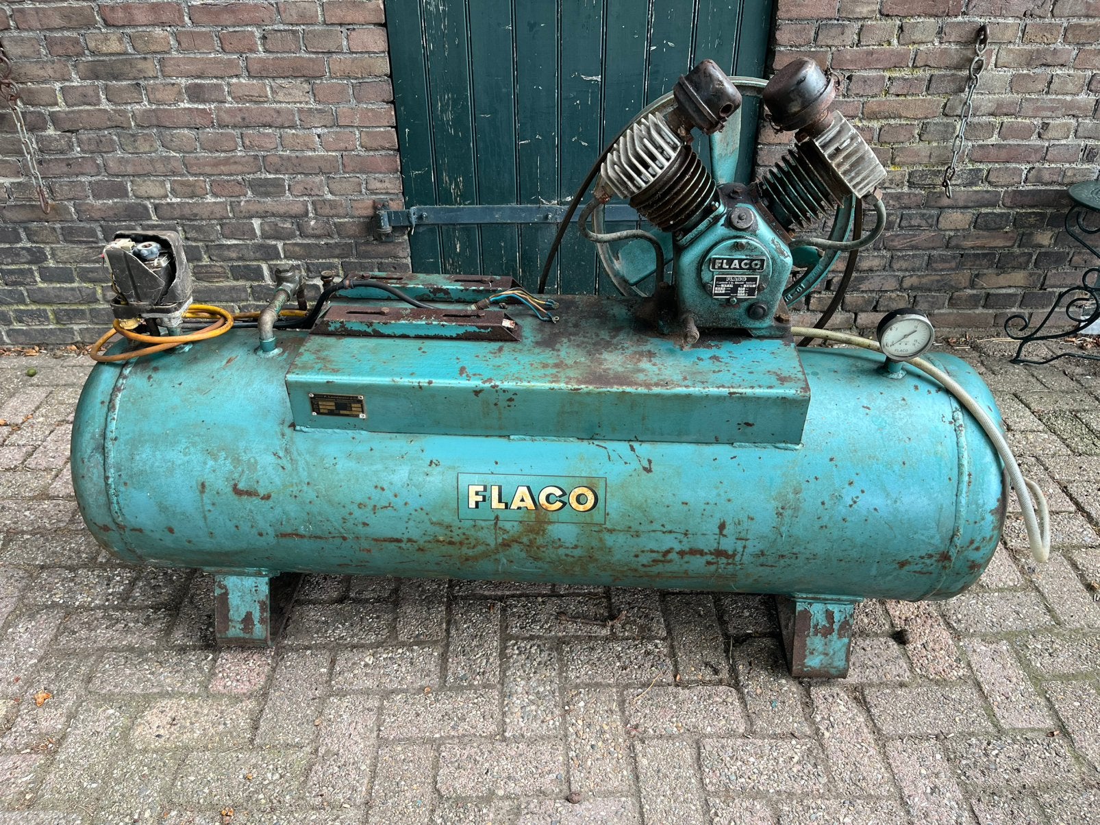 Flaco 2cilinder compressor 250L 350l/min, Doe-het-zelf en Verbouw, Compressors, Ophalen, Gebruikt, 200 tot 400 liter/min, 6 tot 10 bar