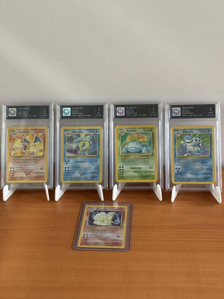 Pokémon Base Set 1995 Graded Charizard, Blastoise, Venusaur, Ophalen of Verzenden, Zo goed als nieuw, Meerdere kaarten, Foil