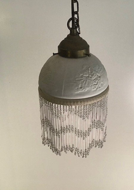 Brocante hanglamp met kraaltjes en bisque bewerkt kapje, Ophalen of Verzenden, Zo goed als nieuw, Metaal, Vintage