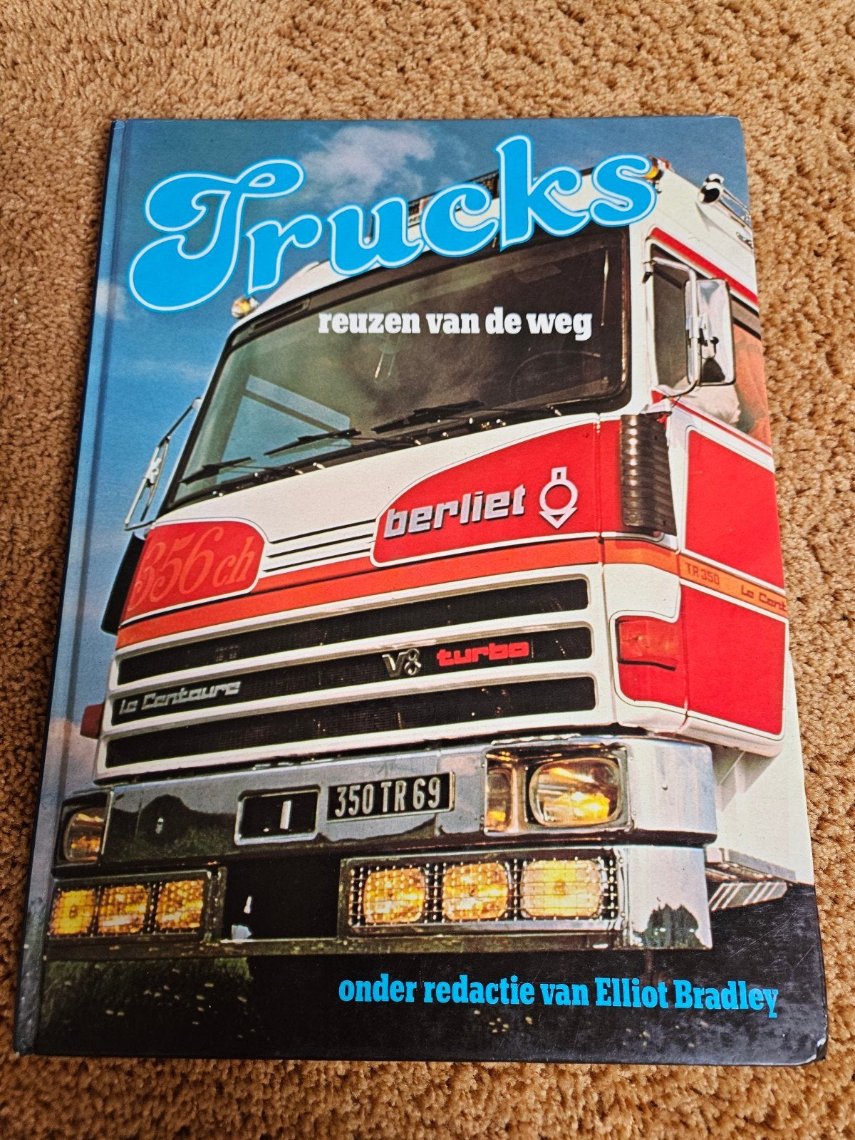 Elliot Bradley - Trucks reuzen van de weg, Ophalen of Verzenden, Nieuw, Vrachtwagen
