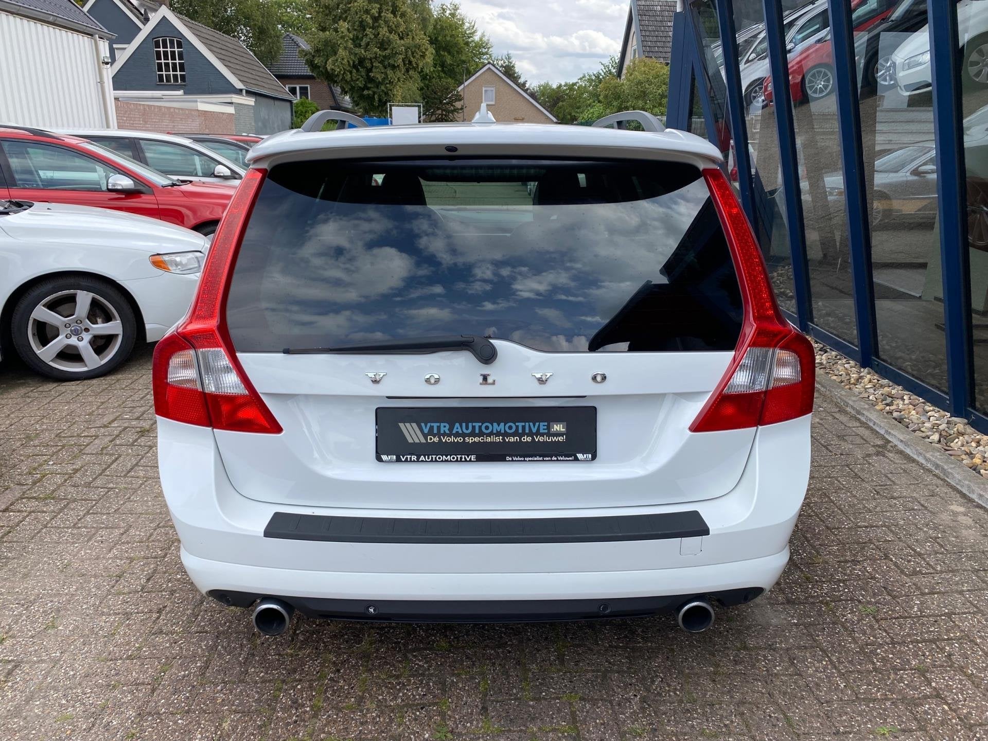 Volvo V70 2.5FT R-Design Automaat 230PK LEER / XENON / 19" V, Gebruikt, Zwart, Automatische klimaatregeling, Onderhoudsboekje
