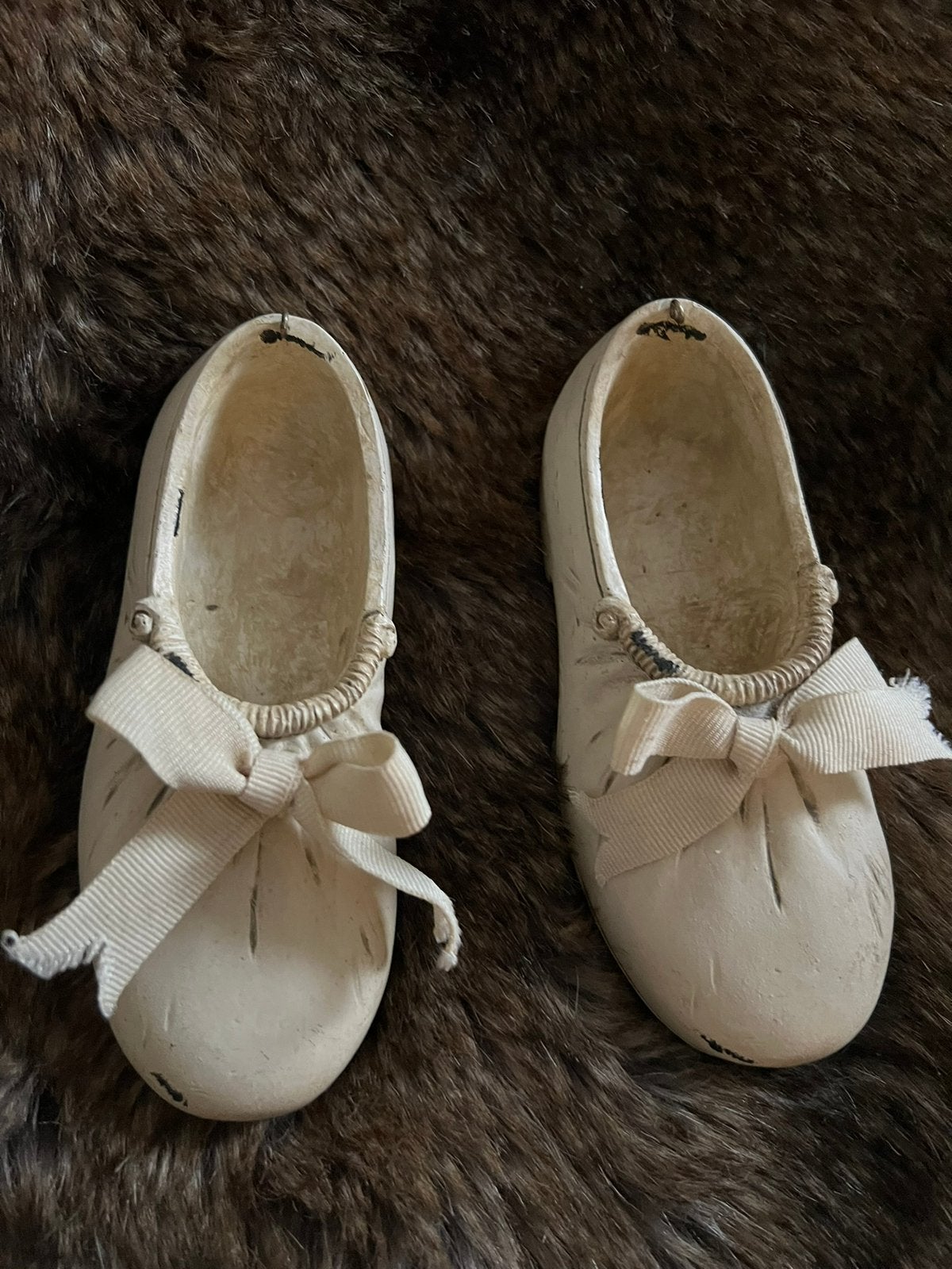 2 paar stenen poppenschoentjes, kinderschoentjes; decoratie, Ophalen of Verzenden, Zo goed als nieuw