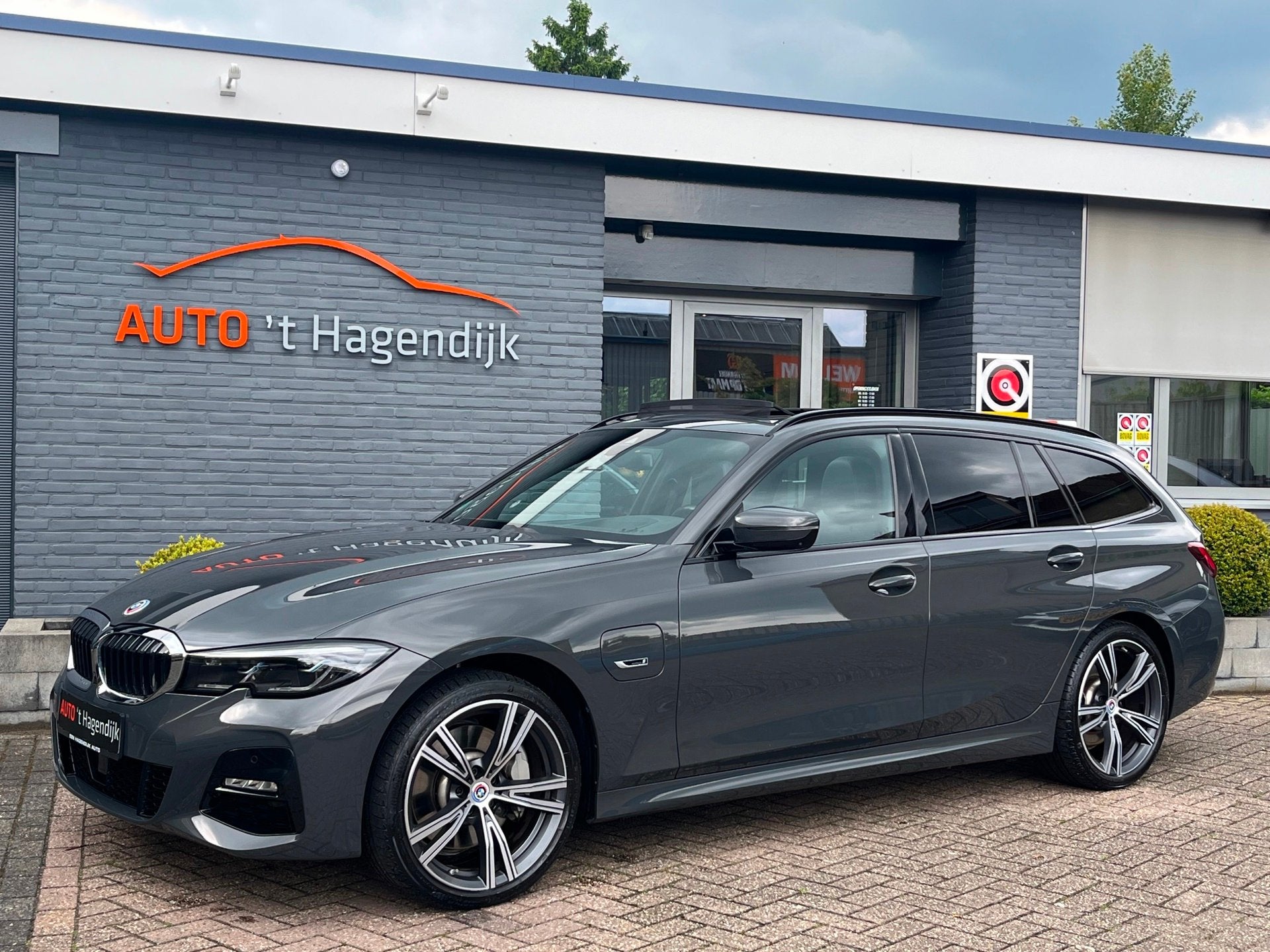 BMW 3-serie Touring 330e xDrive M-sport pano trekh laser 19", 1998 cc, Gebruikt, Zwart, 4 cilinders