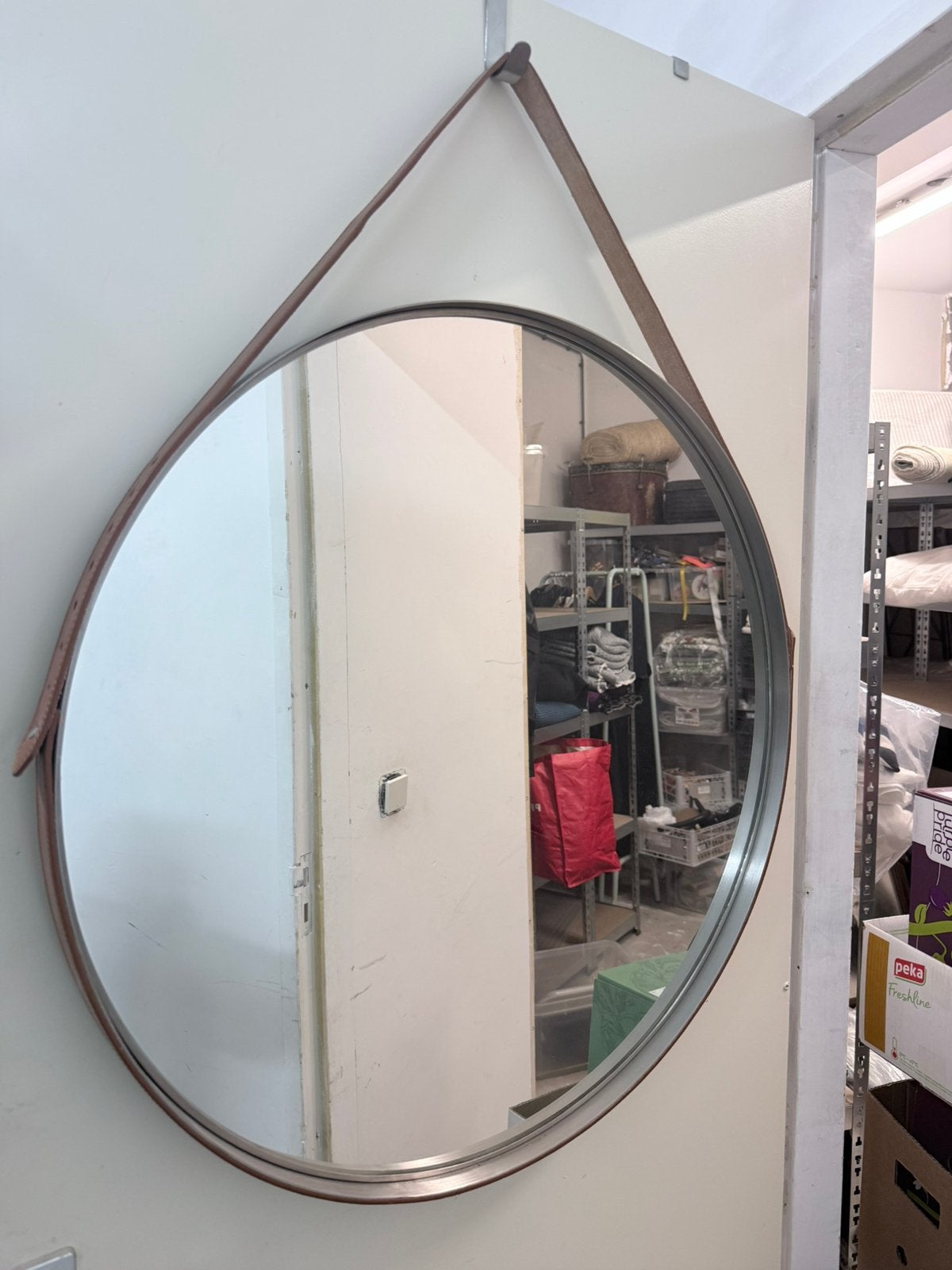 Rvs metalen ronde spiegel rond 80 cm met lederen riem, Huis en Inrichting, Ophalen, Rond, Zo goed als nieuw, 75 tot 100 cm