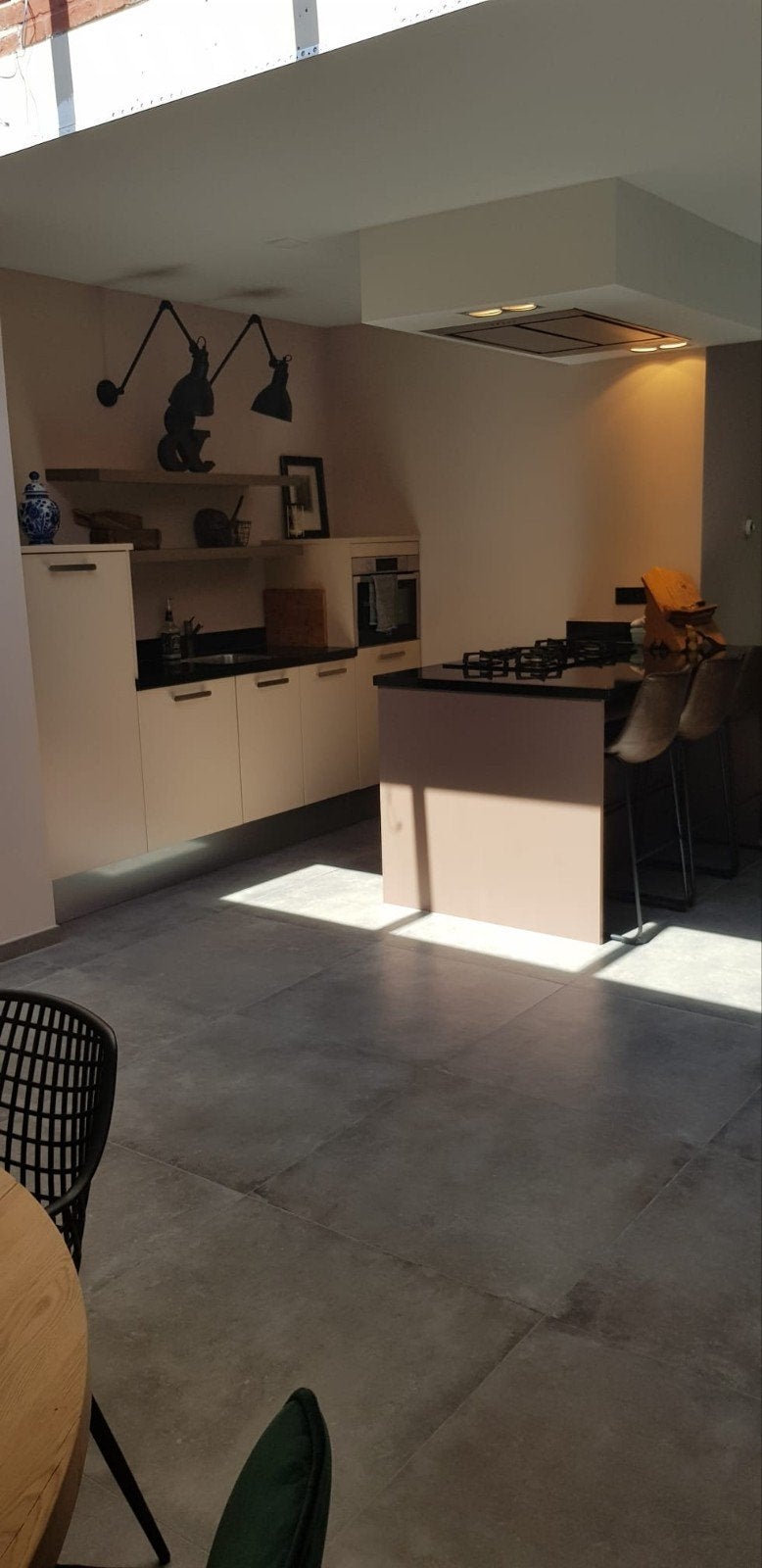 Moderne keuken met kookeiland en inbouwapparatuur, Ophalen of Verzenden