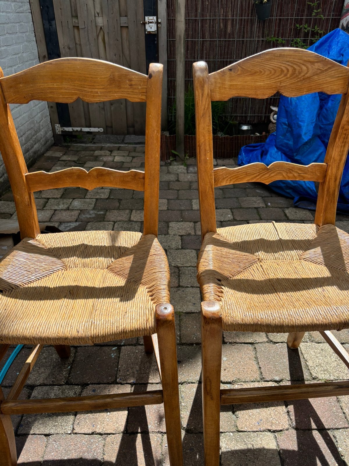 2 houten stoelen met rieten zitting, Ophalen, Gebruikt, Bruin, Twee