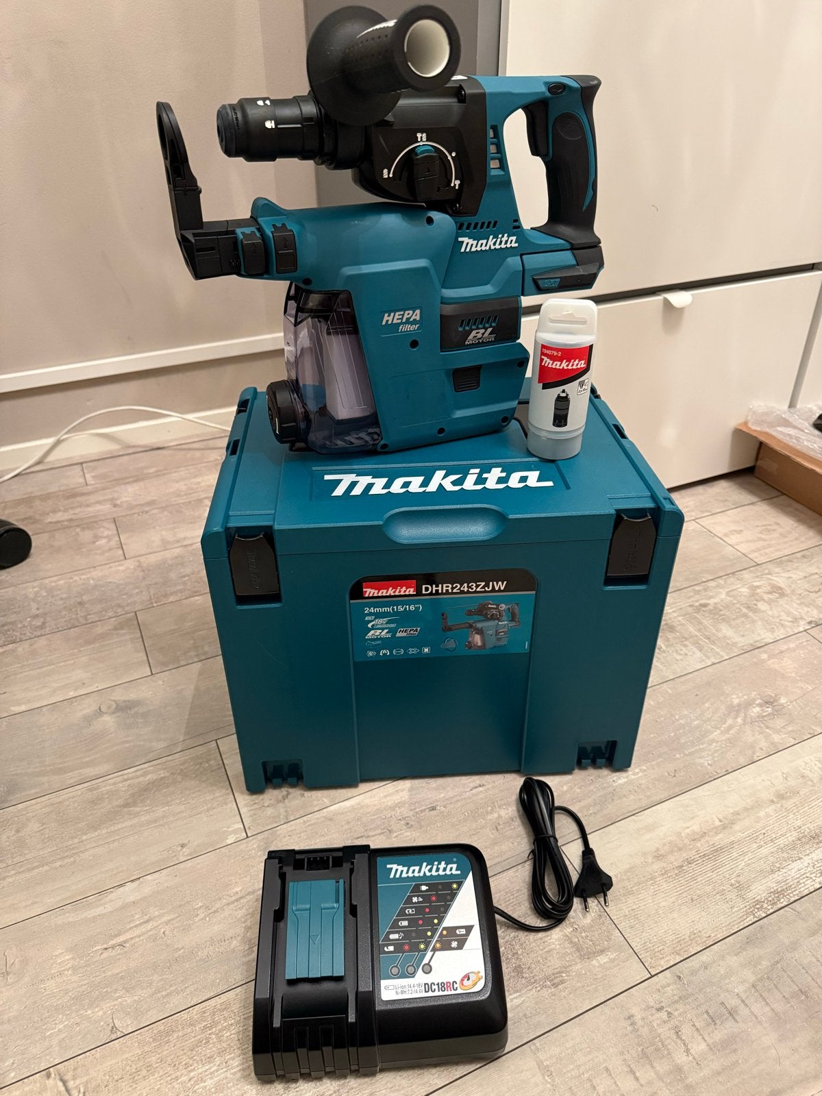Makita DHR243ZJW boorhamer + DC18RC lader + snelspanboorkop, Ophalen, 600 watt of meer, Boor- en/of Breekhamer, Nieuw