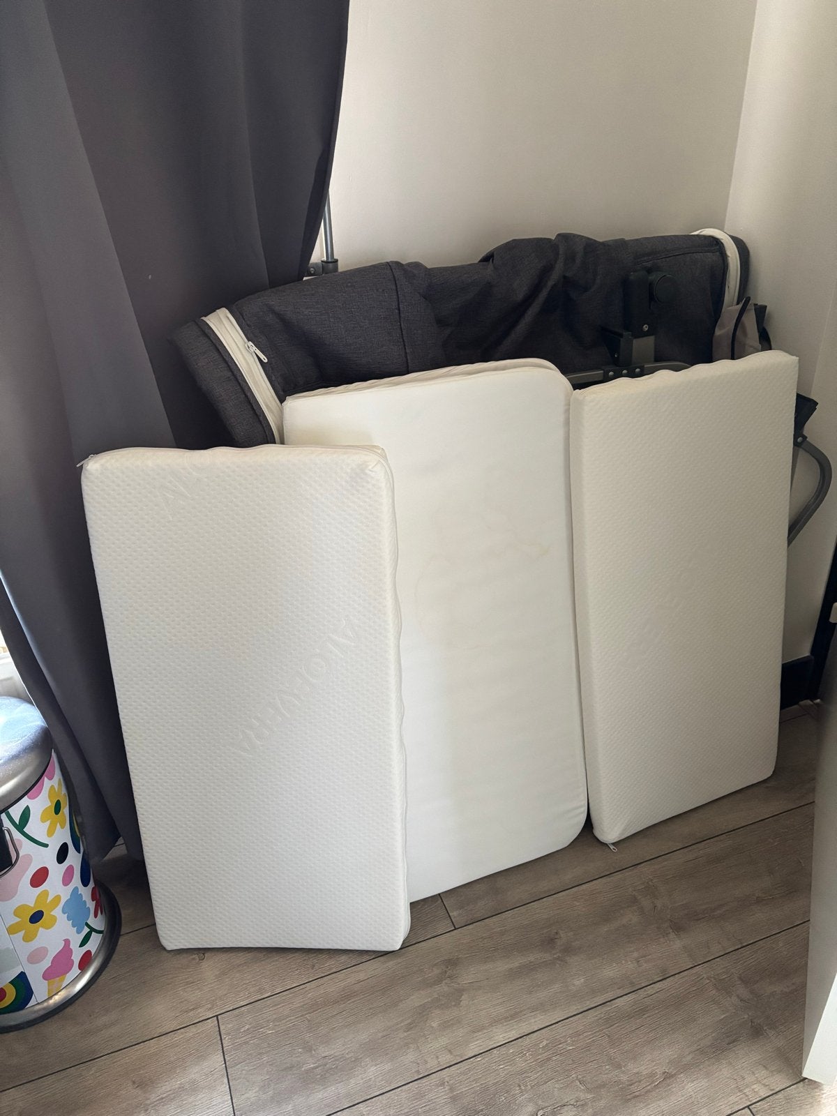 Tweelingbed + 2 matrassen + voedingskussen – €200, Huis en Inrichting, Slaapkamer | Bedden, Ophalen, Gebruikt, Tweepersoons, Overige maten