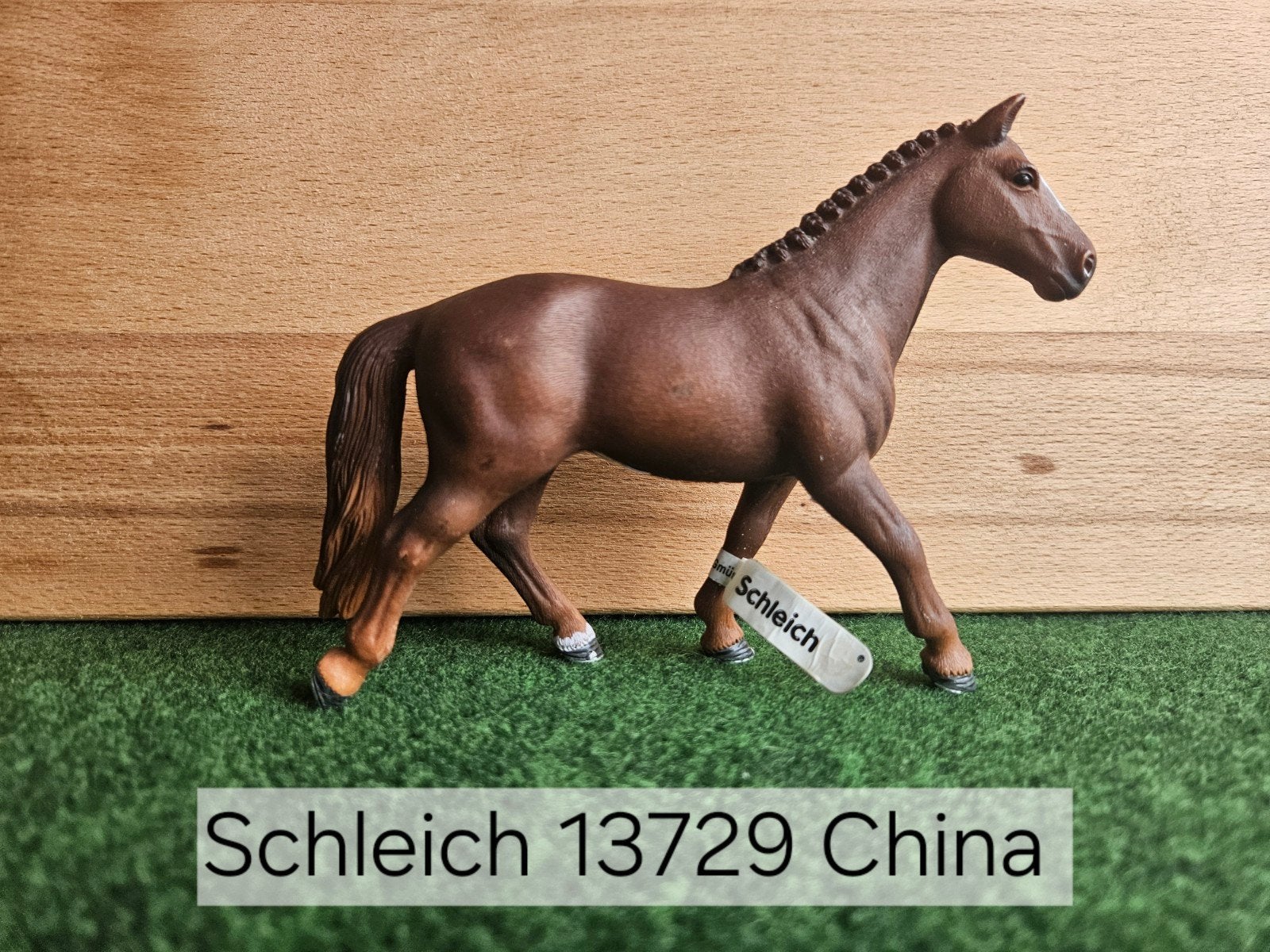 Schleich 13729 Hannoveraan merrie met vaantje uit 2013, Ophalen of Verzenden, Zo goed als nieuw, Paard, Beeldje of Figuurtje