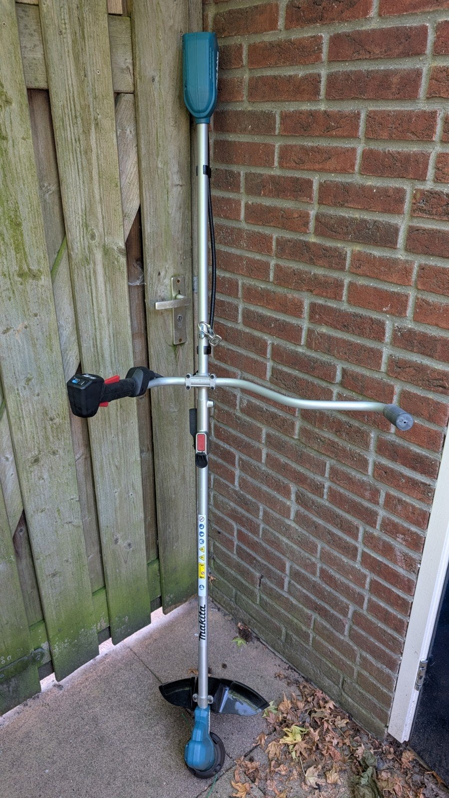 Makita DUR191U trimmer, 18V, exclusief accu, Ophalen, Zo goed als nieuw
