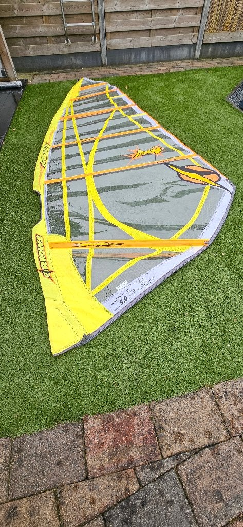Te koop 2 surfzeilen, Ophalen, Gebruikt, Zeil