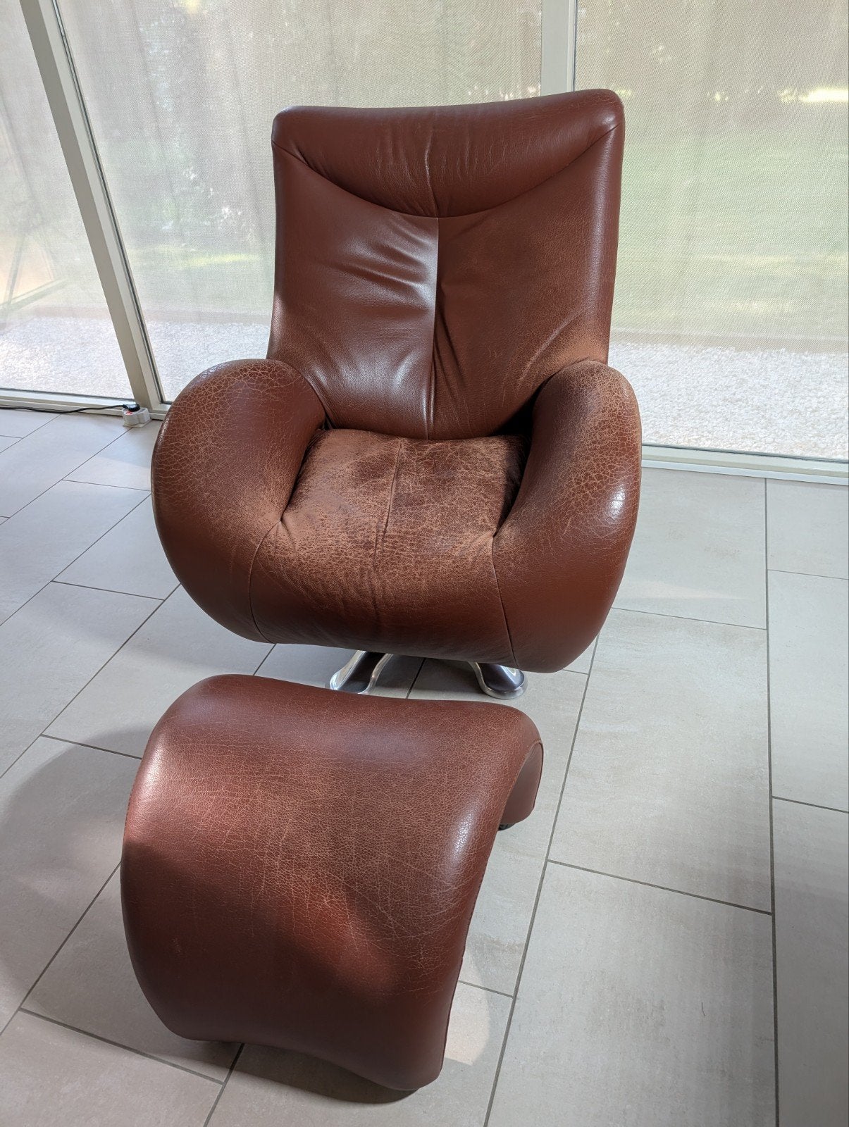Leolux Bellelaine fauteuil + hocker - opknapper, Huis en Inrichting, Stoelen, Ophalen, Gebruikt, Bruin, Eén