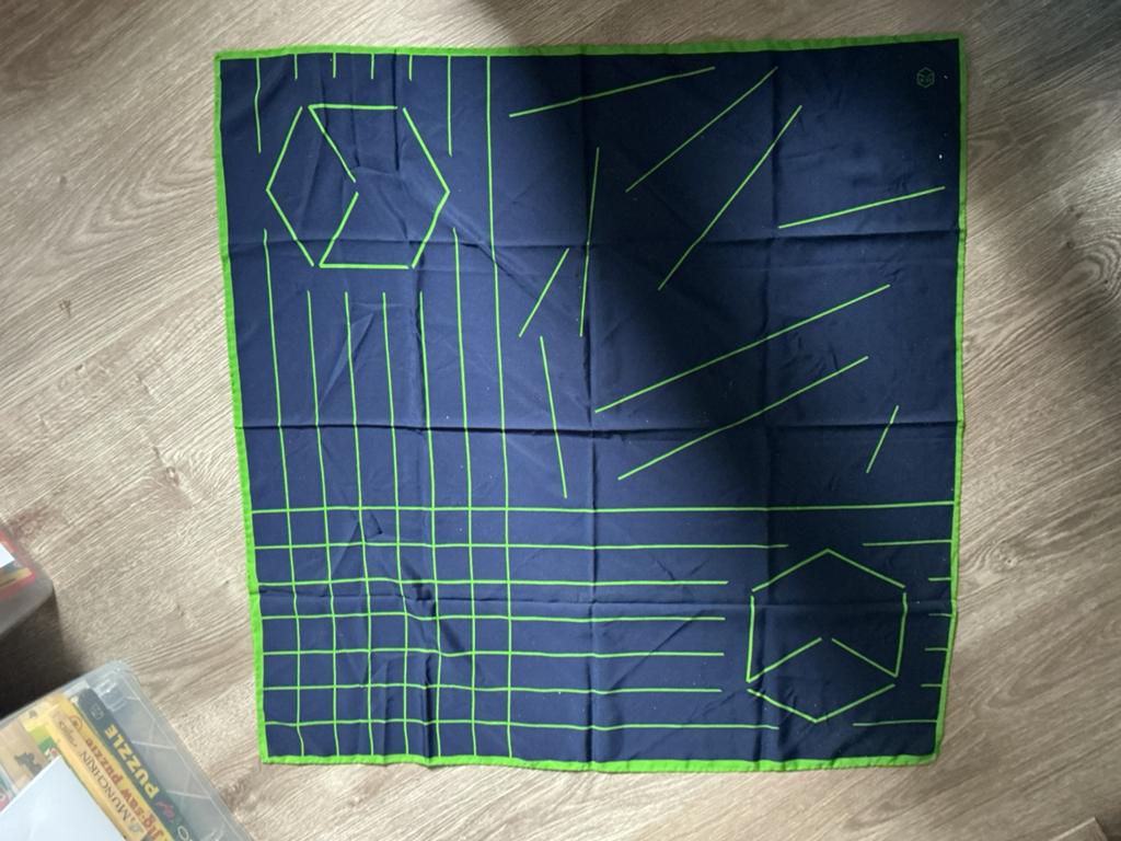 Donkerblauwe sjaal met neon groene lijnen, Ophalen of Verzenden, Zo goed als nieuw, Maat 38/40 (M), Sjaal