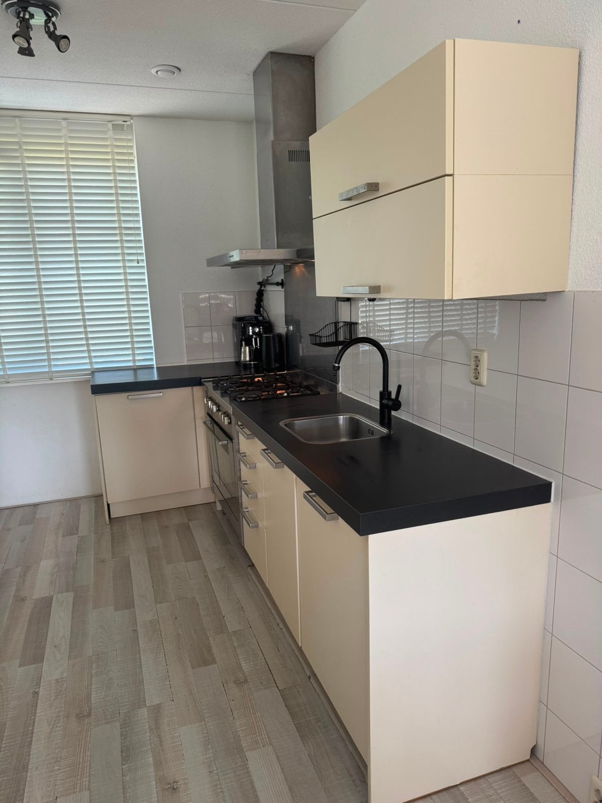 Complete keuken met inbouwapparatuur en kookeiland, Huis en Inrichting, Gebruikt, Dubbelwandige keuken, Ophalen of Verzenden, Kunststof