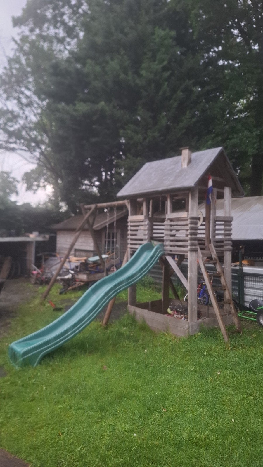 Gratis Houten speelhuis met glijbaan en schommel, Ophalen of Verzenden, Gebruikt, Hout