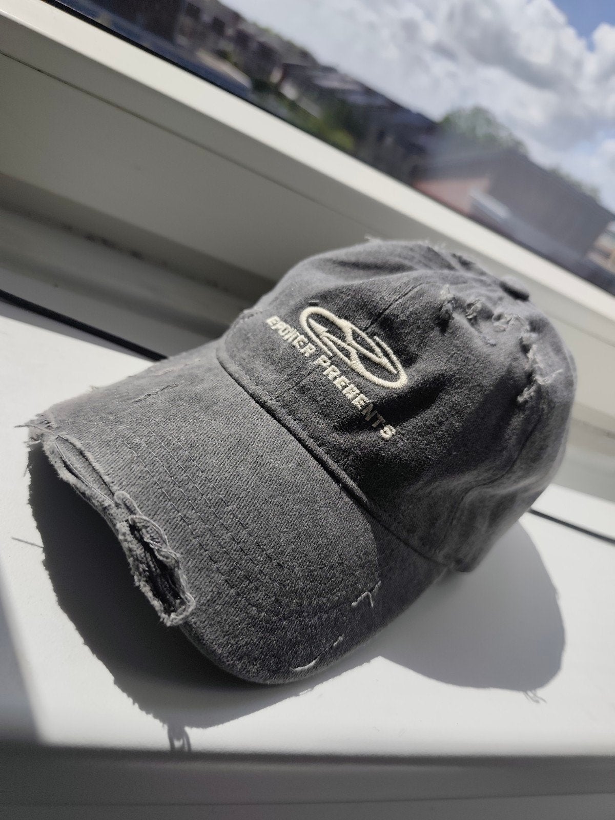 Nieuwe Y2K Oversized Cap - Torn Look, Gedragen, One size fits all, Ophalen of Verzenden, Pet