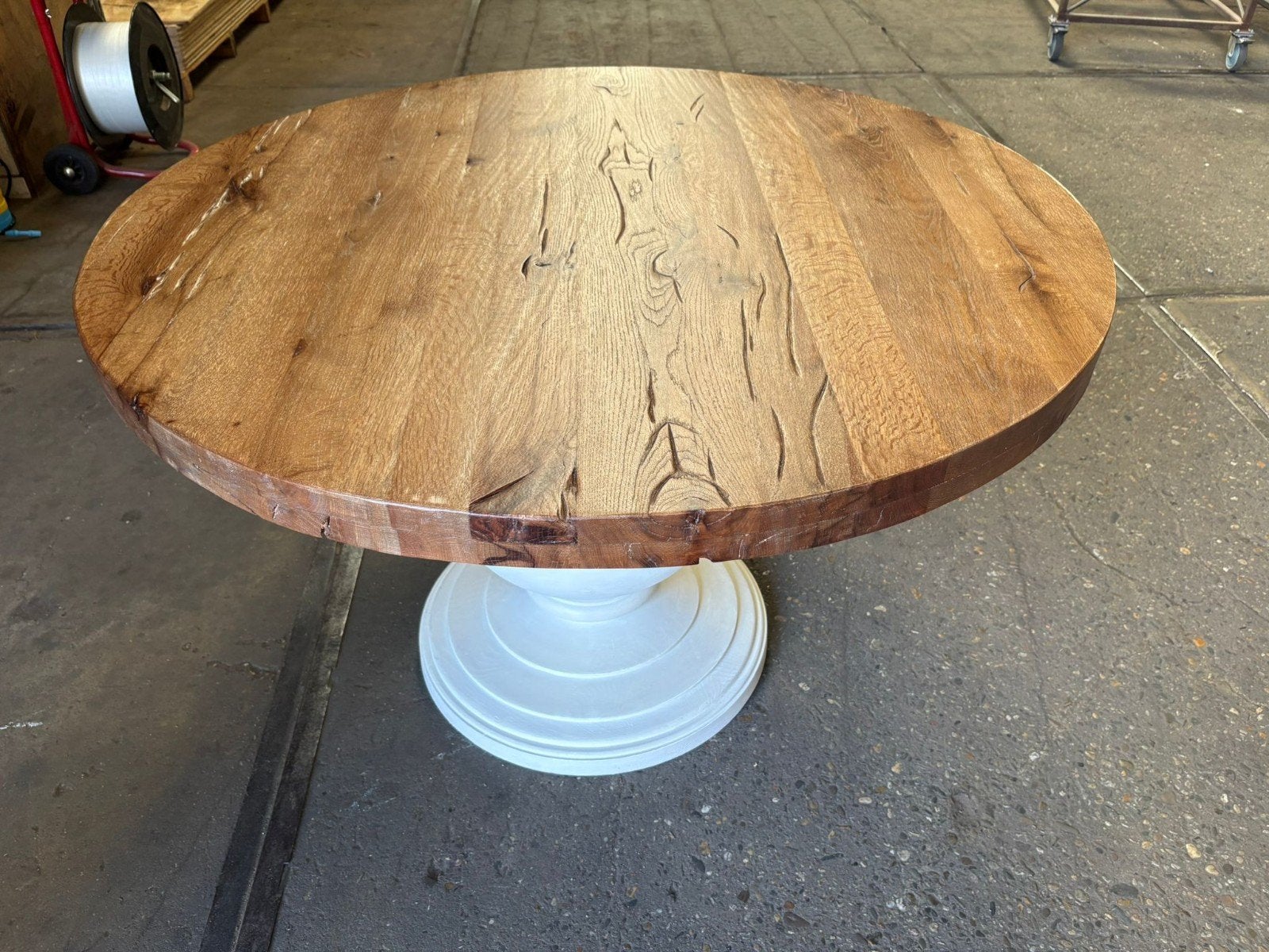 Ronde oudeiken tafel met witte bolpoot | 120 cm | showroom, Gebruikt, Ophalen of Verzenden, Onbekend, Onbekend