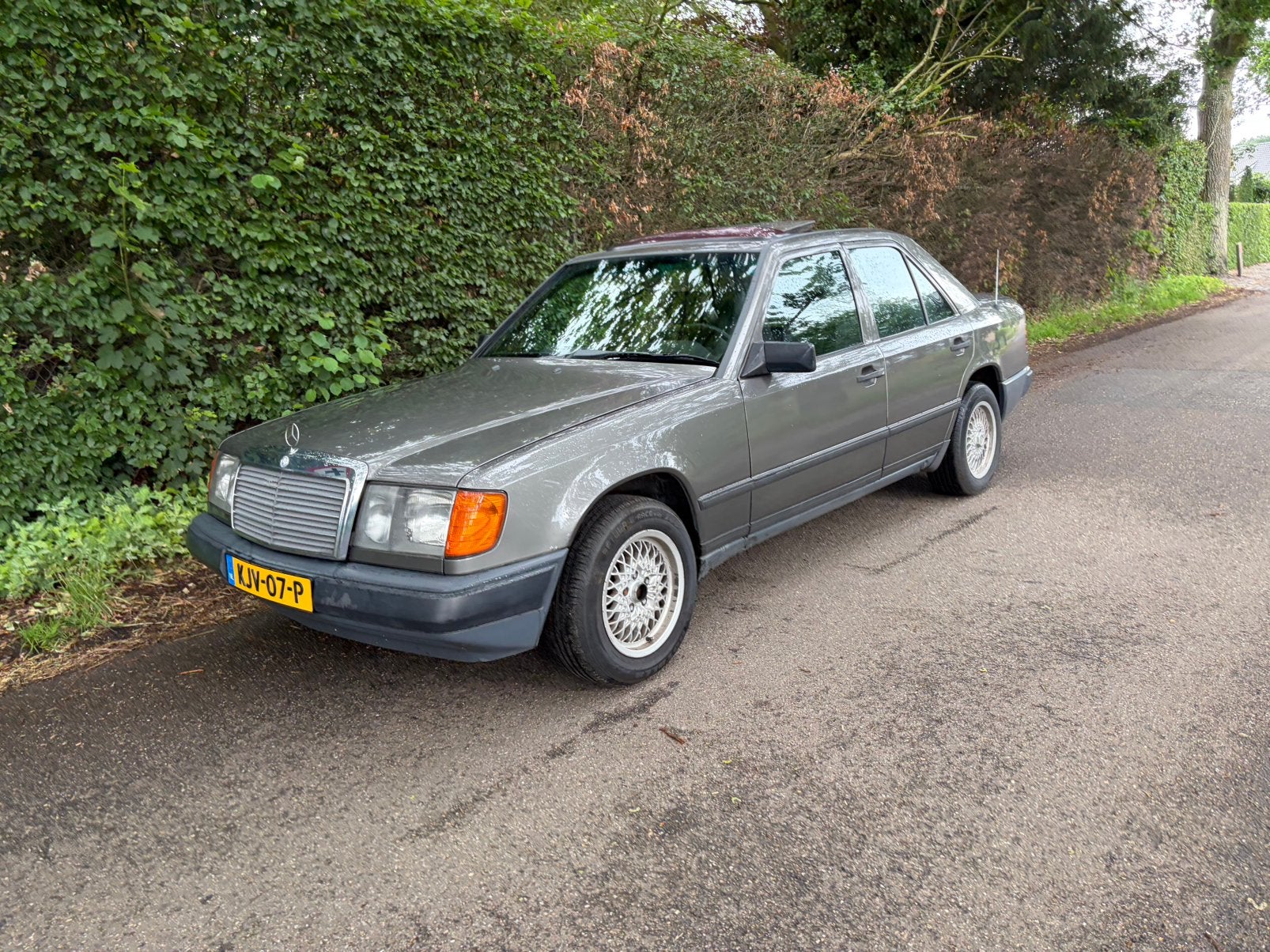 Mercedes 300D bj 18-6-1986 schuifdak!!!, Auto's, Oldtimers, Bedrijf, Te koop, Mercedes-Benz, Diesel, Sedan, Handgeschakeld, Bruin