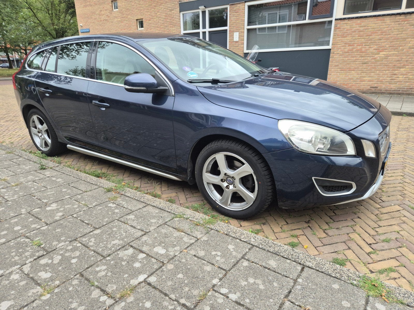 Volvo V60 T3 150pk  2013 Blauw, Voorwielaandrijving, 1596 cc, Beige, 4 cilinders