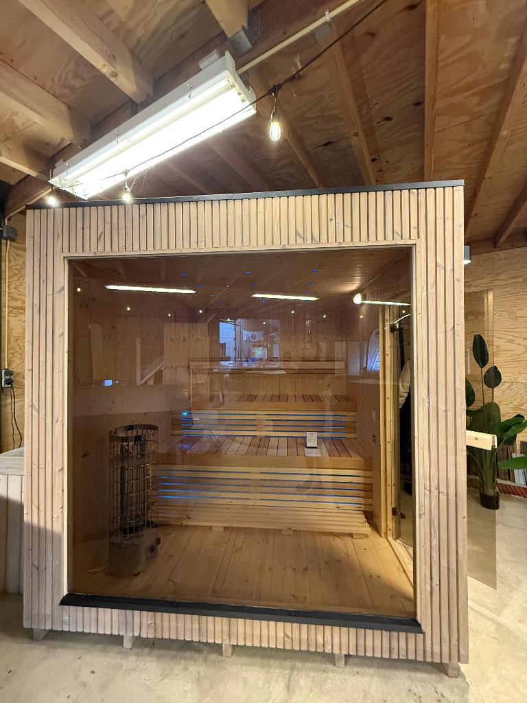 Square Sauna WELFERØ 2.30 x 2.30 x 2.45 (demo korting), Ophalen, Nieuw, Fins of Traditioneel, Complete sauna