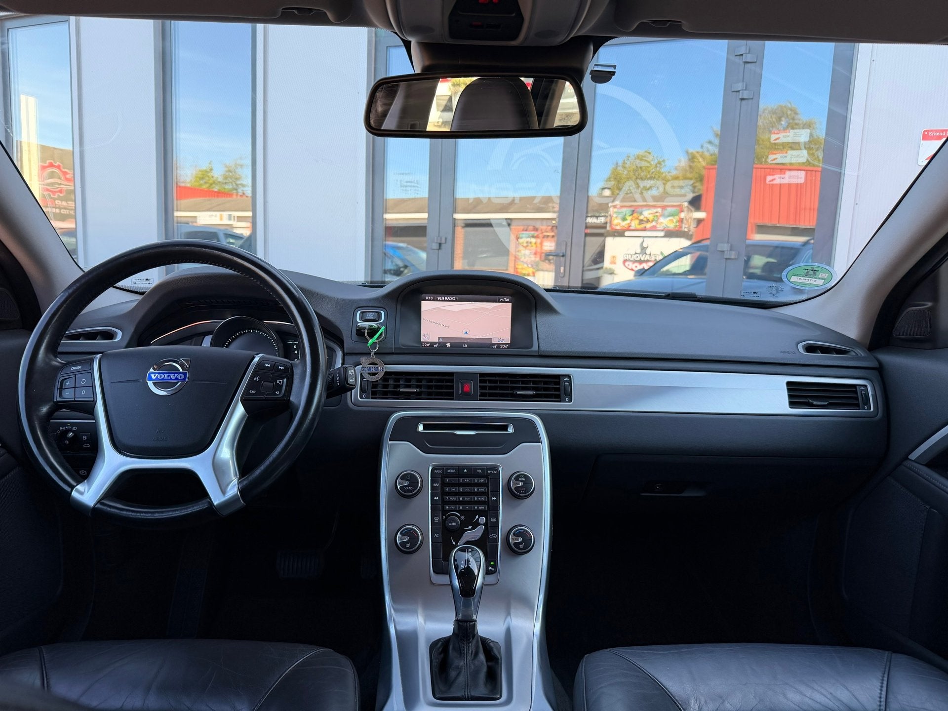 Volvo V70 1.6 T4 Nordic+|Leer|Trekhaak|xenon|Navi|PDC|NAP, Auto's, 4 cilinders, Met garantie (alle), 1600 kg, Zilver of Grijs
