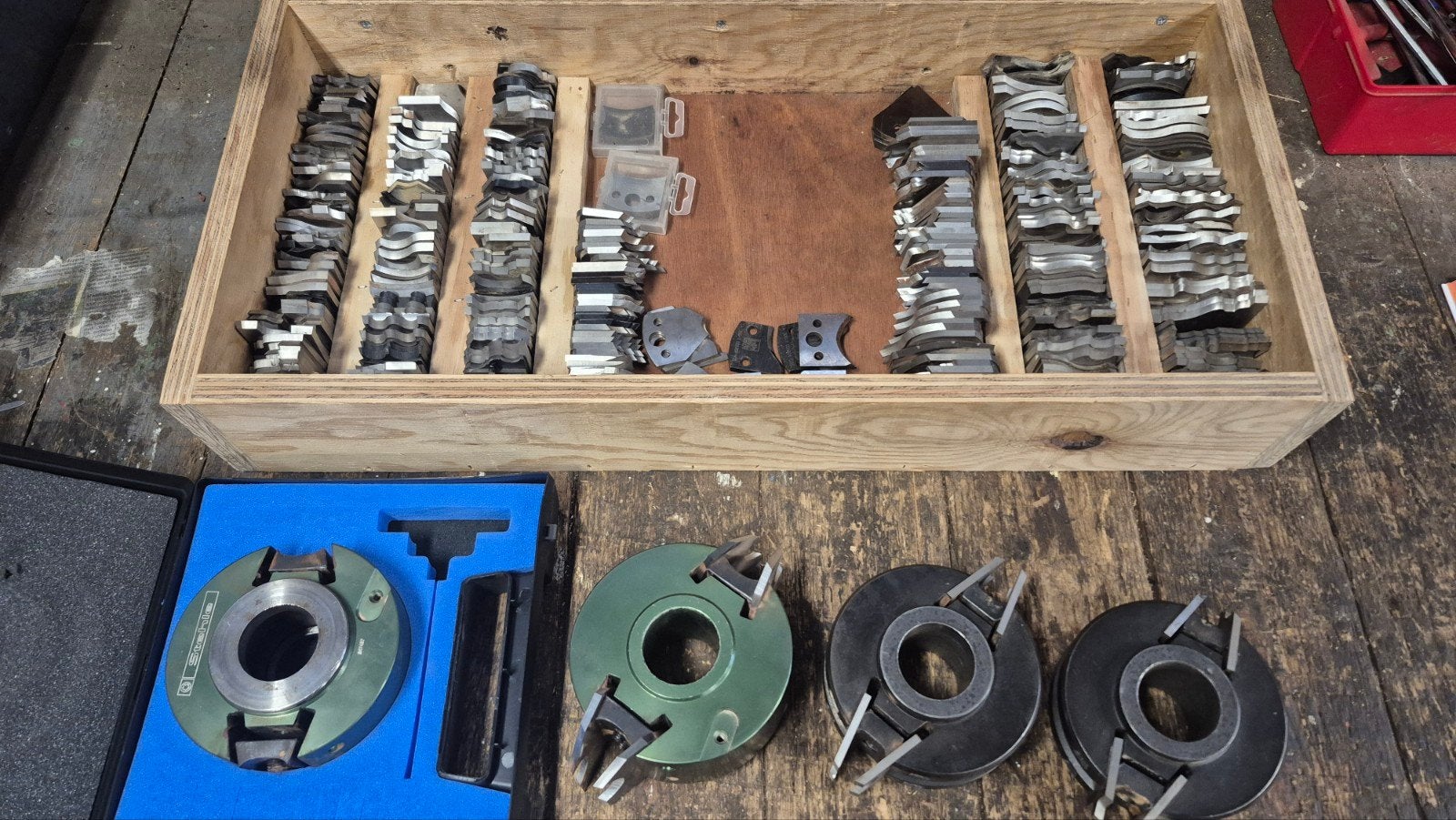 4 freesblokken met 97 sets wisselmessen, Ophalen
