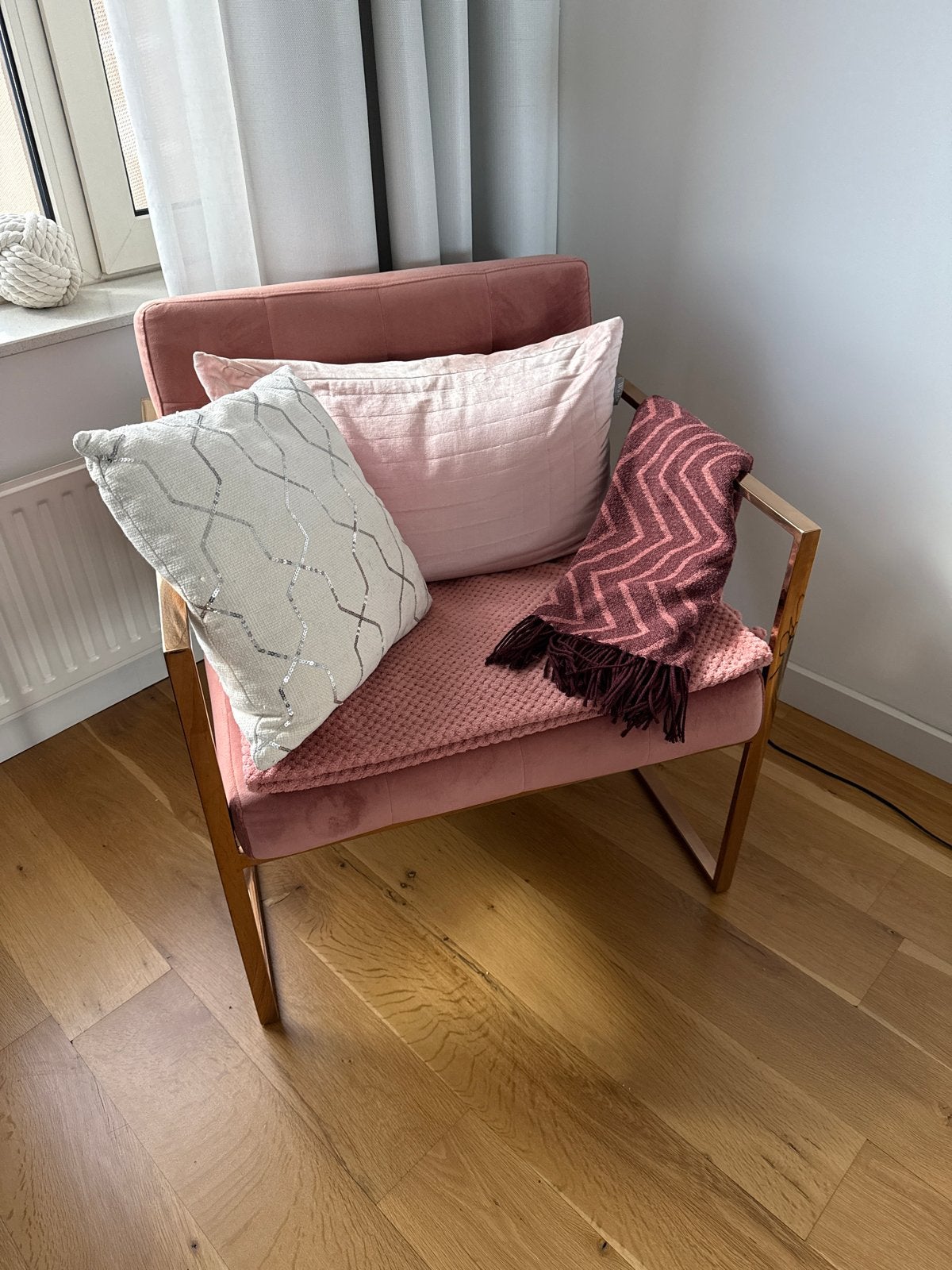 Roze fluwelen fauteuil met gouden frame, Huis en Inrichting, Fauteuils, Ophalen, Minder dan 75 cm, Zo goed als nieuw, Stof