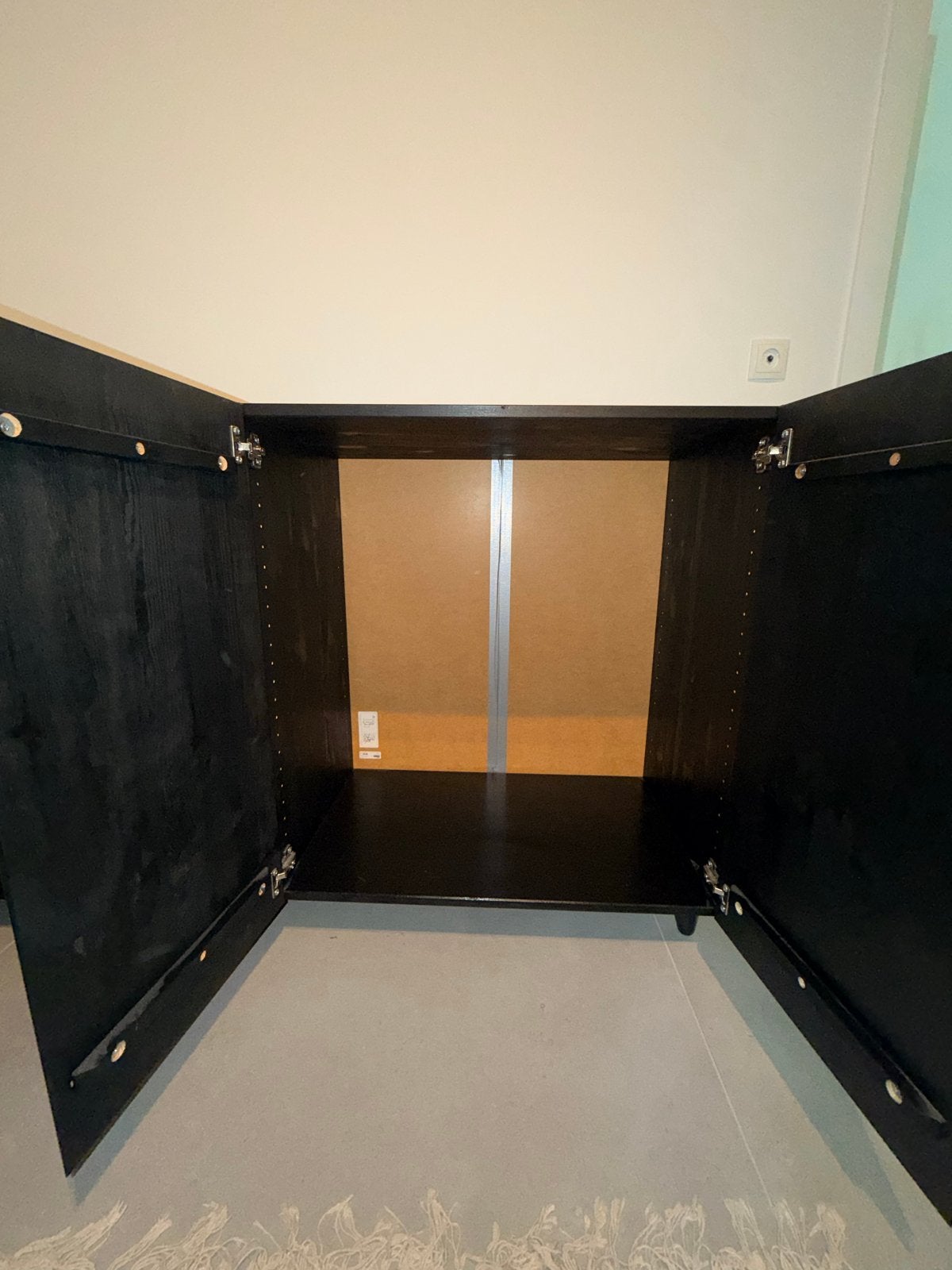 Foto 4 van Zwart dressoir met 4 deuren