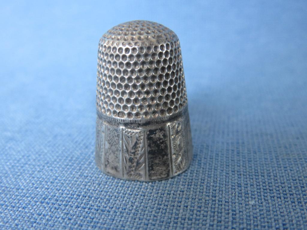 Antiek vingerhoedje in zilver – 19e eeuw - bodemvondst, Antiek en Kunst, Ophalen of Verzenden, Zilver