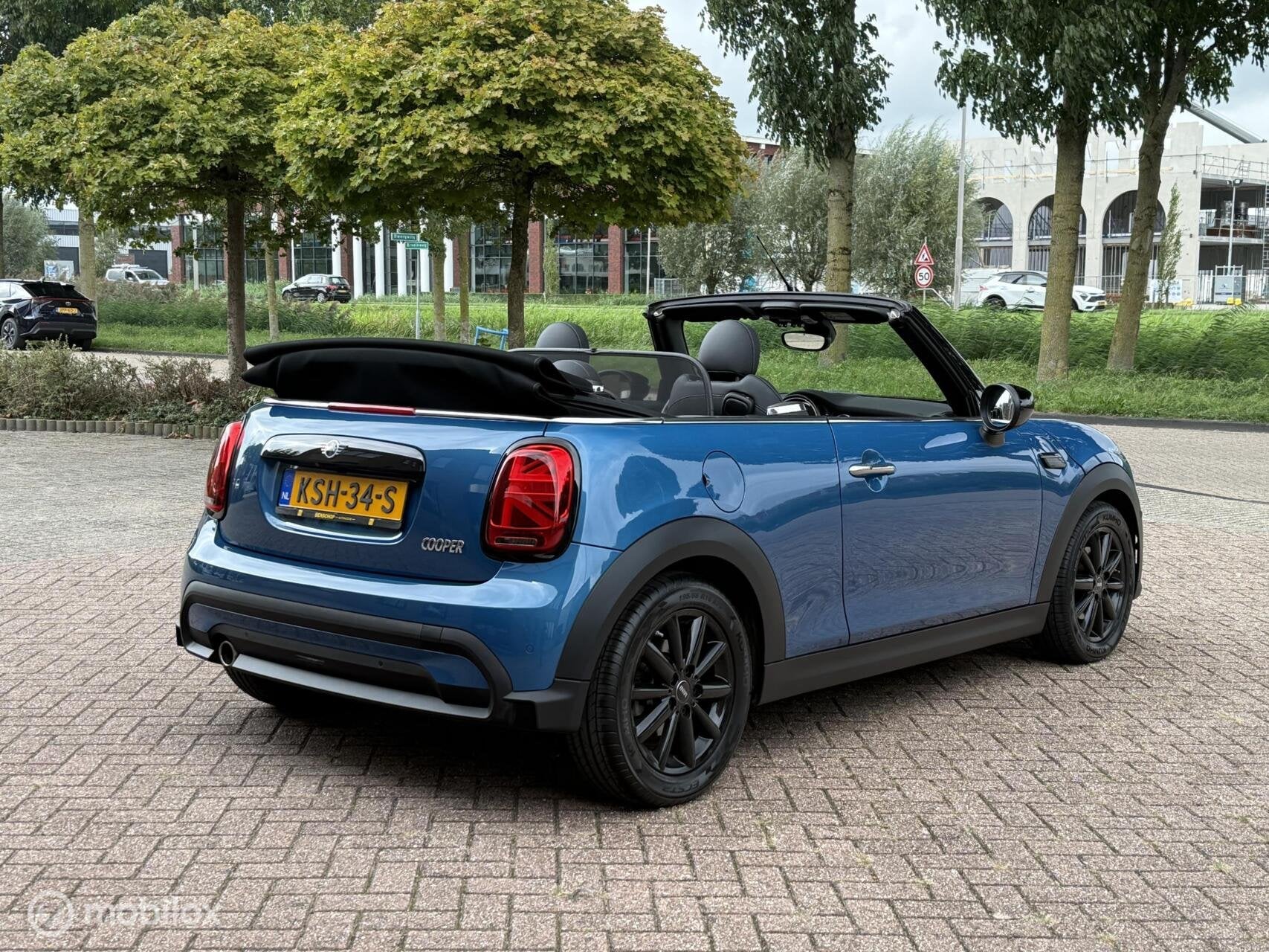 Mini Cabrio 1.5 Cooper Cabrio Edition Half leer Navi Carplay, Auto's, 136 pk, Cabriolet, Leder en Stof, Bedrijf