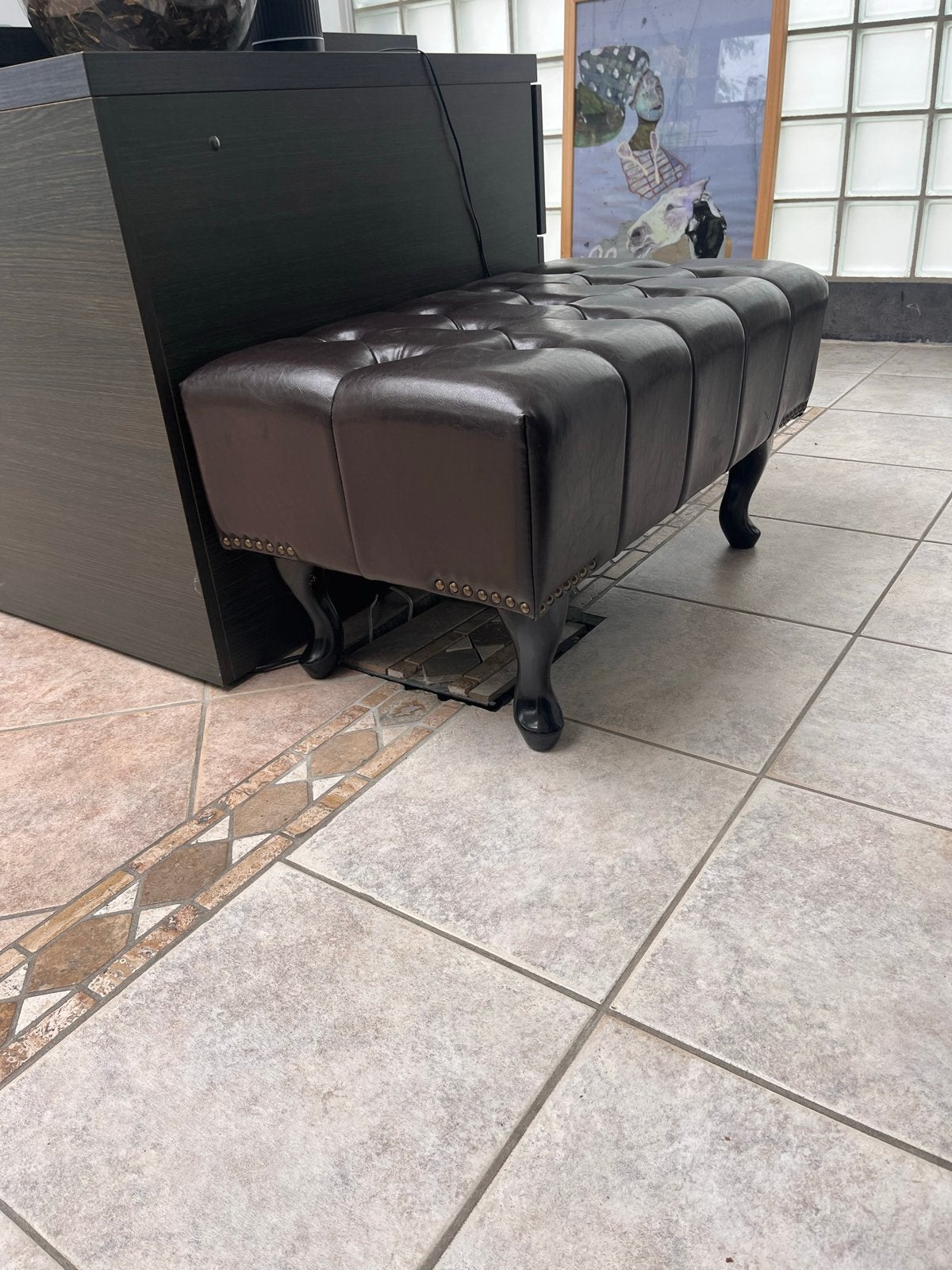 Luxe bruine leren poef/voetenbank met chesterfield-look, Ophalen, Leer, 75 tot 100 cm, Zo goed als nieuw