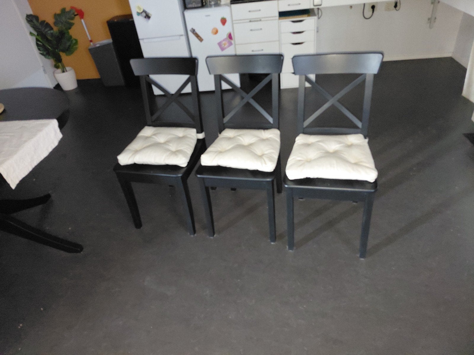 Zwarte IKEA stoelen met beige kussentjes (3 stuks), Ophalen