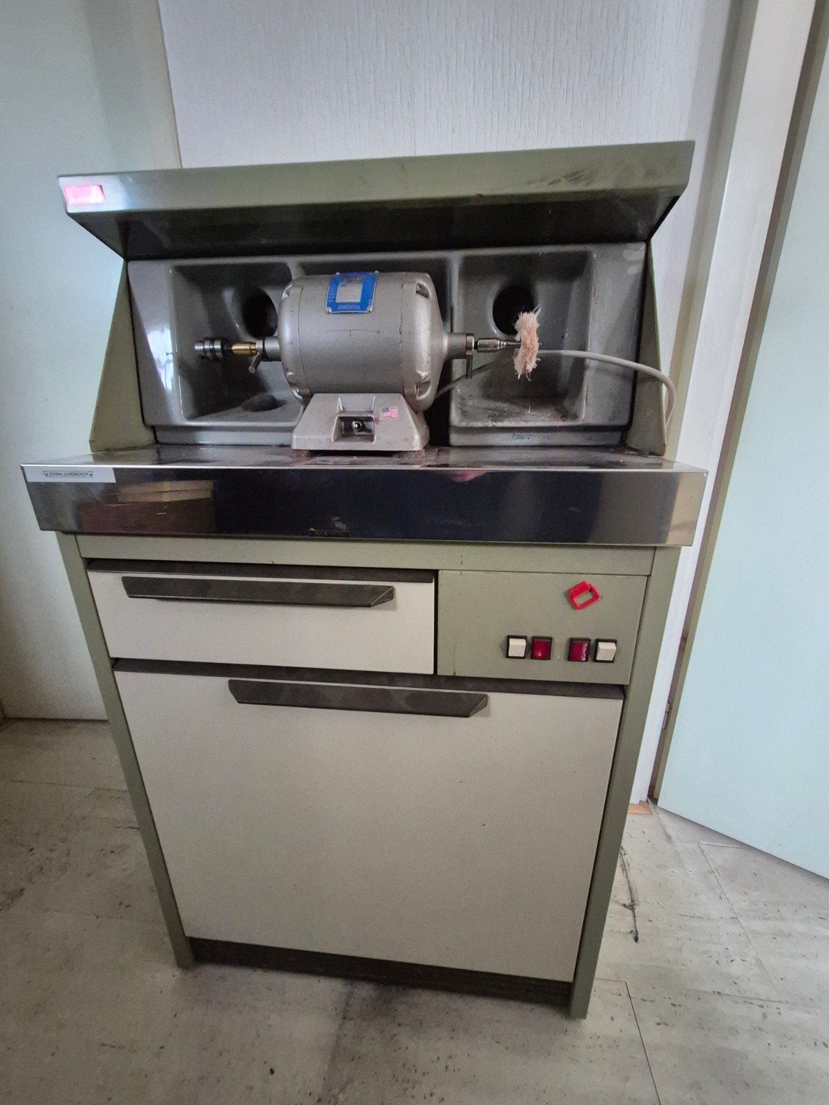 Polijstmachine merk Baldor, in afzuigingbehuizing merk Jolly, Ophalen